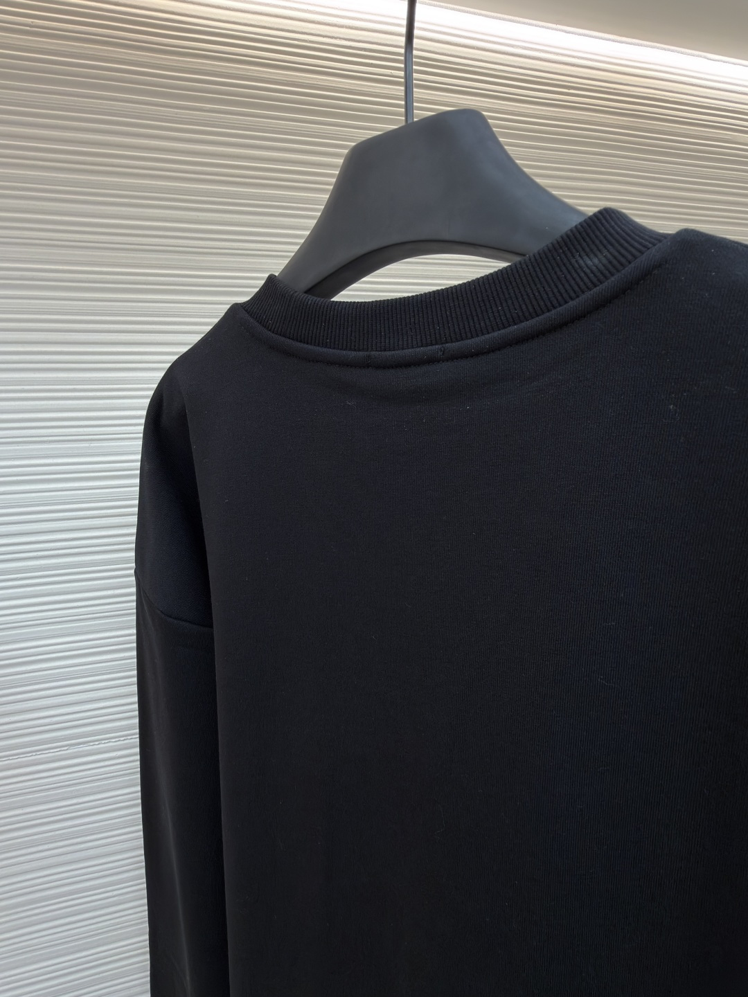 P165 Celine  凯旋门刺绣卫衣
●原版：8300购入开发
●货号：1682044-A35
●面料：全棉臻柔活性墨韵卫衣面料
●工艺：刺绣制作
●颜色：黑色
●版型：合身版型
●克重：约545克
●尺码：S-M-L-XL
●描述：定制全棉臻柔活性墨韵卫衣料 手感柔软 舒适亲肤 以一抹深邃黑幕为底 胸前悄然绘就一方三角形天地 标志性Celine 凯旋门标识点缀正面 以极致的简约勾勒出高级的轮廓  成为视觉的灵动焦点  于无声处彰显品味。采用进口机刺绣工艺 使用先进的计算机控制系统和精密的机械部件 实现凯旋门刺绣作业  精度高 线条流畅而细腻，面料都经过浇洗 手感质感更佳 不易变形 不易缩水 不易褪色 保持长久的美观。整体走线平直细腻，面料舒适柔软，颜色一致无色差 能与同款搭配营造时尚造型，驾驭各种场合，定制辅料，三标齐全，男女同款！