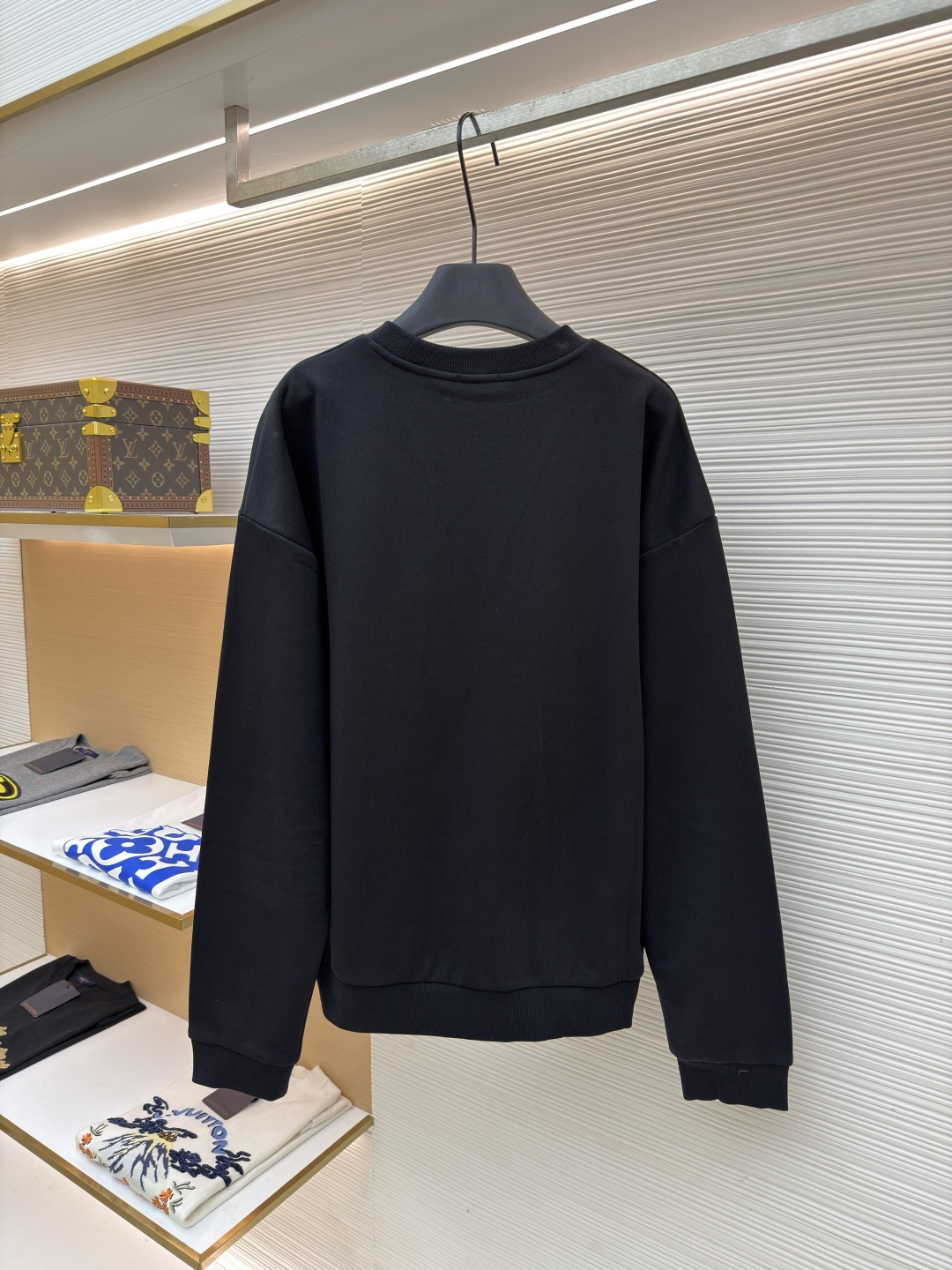 P165 Celine  凯旋门刺绣卫衣
●原版：8300购入开发
●货号：1682044-A35
●面料：全棉臻柔活性墨韵卫衣面料
●工艺：刺绣制作
●颜色：黑色
●版型：合身版型
●克重：约545克
●尺码：S-M-L-XL
●描述：定制全棉臻柔活性墨韵卫衣料 手感柔软 舒适亲肤 以一抹深邃黑幕为底 胸前悄然绘就一方三角形天地 标志性Celine 凯旋门标识点缀正面 以极致的简约勾勒出高级的轮廓  成为视觉的灵动焦点  于无声处彰显品味。采用进口机刺绣工艺 使用先进的计算机控制系统和精密的机械部件 实现凯旋门刺绣作业  精度高 线条流畅而细腻，面料都经过浇洗 手感质感更佳 不易变形 不易缩水 不易褪色 保持长久的美观。整体走线平直细腻，面料舒适柔软，颜色一致无色差 能与同款搭配营造时尚造型，驾驭各种场合，定制辅料，三标齐全，男女同款！