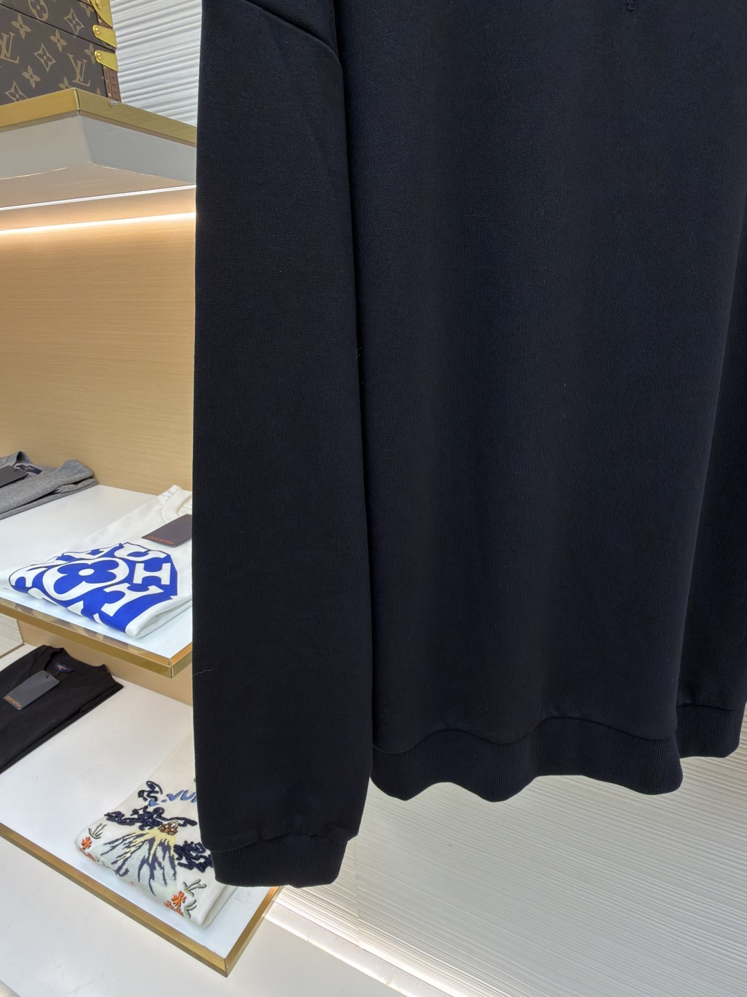 P165 Celine  凯旋门刺绣卫衣
●原版：8300购入开发
●货号：1682044-A35
●面料：全棉臻柔活性墨韵卫衣面料
●工艺：刺绣制作
●颜色：黑色
●版型：合身版型
●克重：约545克
●尺码：S-M-L-XL
●描述：定制全棉臻柔活性墨韵卫衣料 手感柔软 舒适亲肤 以一抹深邃黑幕为底 胸前悄然绘就一方三角形天地 标志性Celine 凯旋门标识点缀正面 以极致的简约勾勒出高级的轮廓  成为视觉的灵动焦点  于无声处彰显品味。采用进口机刺绣工艺 使用先进的计算机控制系统和精密的机械部件 实现凯旋门刺绣作业  精度高 线条流畅而细腻，面料都经过浇洗 手感质感更佳 不易变形 不易缩水 不易褪色 保持长久的美观。整体走线平直细腻，面料舒适柔软，颜色一致无色差 能与同款搭配营造时尚造型，驾驭各种场合，定制辅料，三标齐全，男女同款！