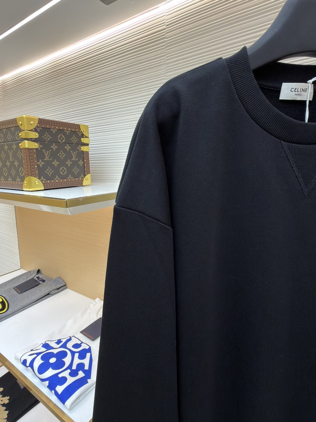 P165 Celine  凯旋门刺绣卫衣
●原版：8300购入开发
●货号：1682044-A35
●面料：全棉臻柔活性墨韵卫衣面料
●工艺：刺绣制作
●颜色：黑色
●版型：合身版型
●克重：约545克
●尺码：S-M-L-XL
●描述：定制全棉臻柔活性墨韵卫衣料 手感柔软 舒适亲肤 以一抹深邃黑幕为底 胸前悄然绘就一方三角形天地 标志性Celine 凯旋门标识点缀正面 以极致的简约勾勒出高级的轮廓  成为视觉的灵动焦点  于无声处彰显品味。采用进口机刺绣工艺 使用先进的计算机控制系统和精密的机械部件 实现凯旋门刺绣作业  精度高 线条流畅而细腻，面料都经过浇洗 手感质感更佳 不易变形 不易缩水 不易褪色 保持长久的美观。整体走线平直细腻，面料舒适柔软，颜色一致无色差 能与同款搭配营造时尚造型，驾驭各种场合，定制辅料，三标齐全，男女同款！