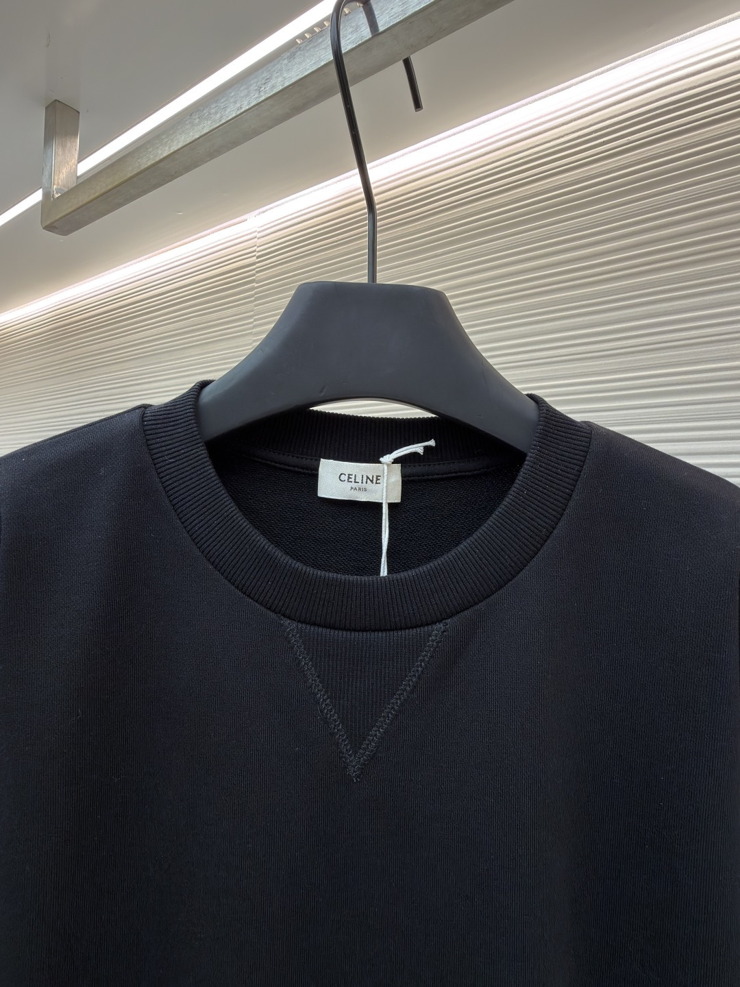 P165 Celine  凯旋门刺绣卫衣
●原版：8300购入开发
●货号：1682044-A35
●面料：全棉臻柔活性墨韵卫衣面料
●工艺：刺绣制作
●颜色：黑色
●版型：合身版型
●克重：约545克
●尺码：S-M-L-XL
●描述：定制全棉臻柔活性墨韵卫衣料 手感柔软 舒适亲肤 以一抹深邃黑幕为底 胸前悄然绘就一方三角形天地 标志性Celine 凯旋门标识点缀正面 以极致的简约勾勒出高级的轮廓  成为视觉的灵动焦点  于无声处彰显品味。采用进口机刺绣工艺 使用先进的计算机控制系统和精密的机械部件 实现凯旋门刺绣作业  精度高 线条流畅而细腻，面料都经过浇洗 手感质感更佳 不易变形 不易缩水 不易褪色 保持长久的美观。整体走线平直细腻，面料舒适柔软，颜色一致无色差 能与同款搭配营造时尚造型，驾驭各种场合，定制辅料，三标齐全，男女同款！