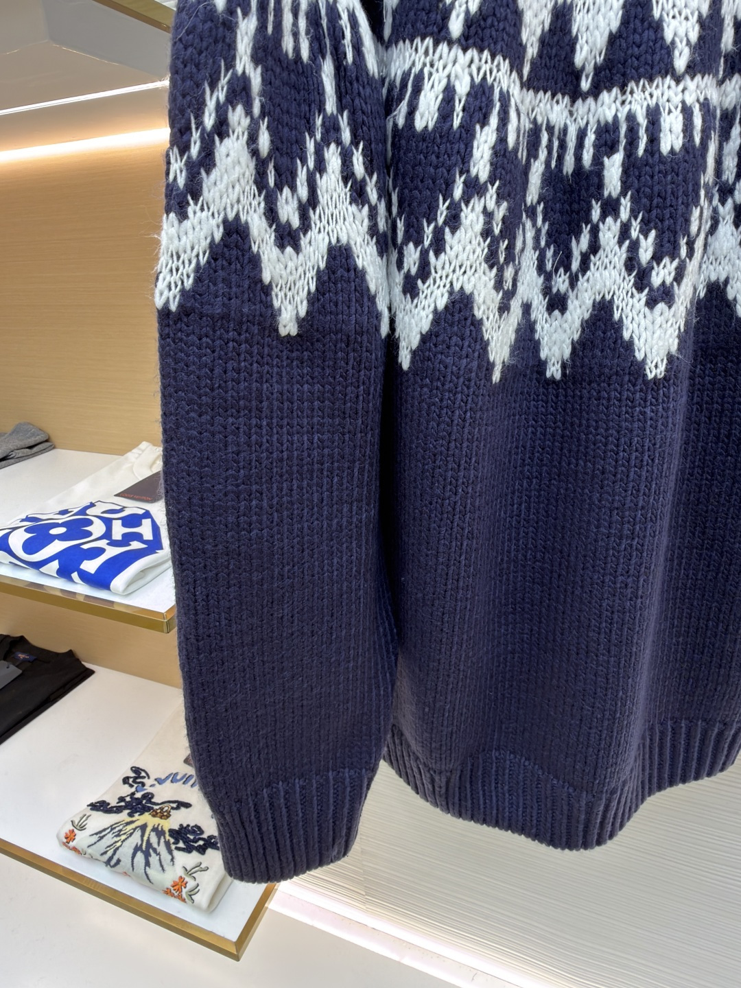 P250 Dior 提花高领毛衣
●原版：18000购入开发
●货号：1682045-B20
●面料：羊毛面料
●工艺：提花针织制作
●颜色：蓝白
●版型：合身版型
●克重：约1055克
●尺码：S-M-L-XL
●描述：定织雅绒蓝白绵羊毛针织锦 质感十足 厚重扎实 每一寸纤维都蕴含着沉甸甸的暖意 当这抹深邃的蓝遇上纯净的白色 纯净而优雅 饰以灵感源自冬季运动世界的 Fair Isle 图案点缀其间 带着一种冬日独有的静谧与诗意 精致的几何纹路营造出一种神秘而优雅的氛围 背面精心饰以的CD标志 宛如时尚殿堂的徽章 奢华的象征 与生俱来的高贵气质 让每一个瞬间都散发出典雅与时尚交织的迷人魅。德国进口机提花组织而成 精确地控制纱线的排列和交织方式 在织机上精心交织  Fair Isle图案以及CD 提花艺术图案镶饰 织物更加生动立体，曲型螺纹组织 通过改变针织过程中的针法和纱线的排列方式 使纱线在织物中呈现出曲线状的分布，成衣洗水加软去味工艺 通过专业的洗涤设备和特定的洗涤剂 对衣物进行深度清洁和去味处理 改善衣物的手感和外观。整体走线平直细腻，面料舒适柔软，颜色一致无色差 能与同款搭配营造时尚造型，驾驭各种场合，定制辅料，三标齐全，男女同款！