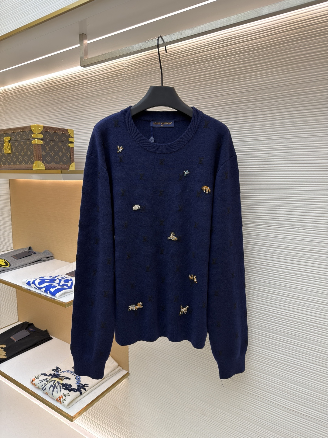 P225 Jersey de cuello redondo de lana con bordado animal de LOUIS VUITTON ●Versión original: comprada y desarrollada po…