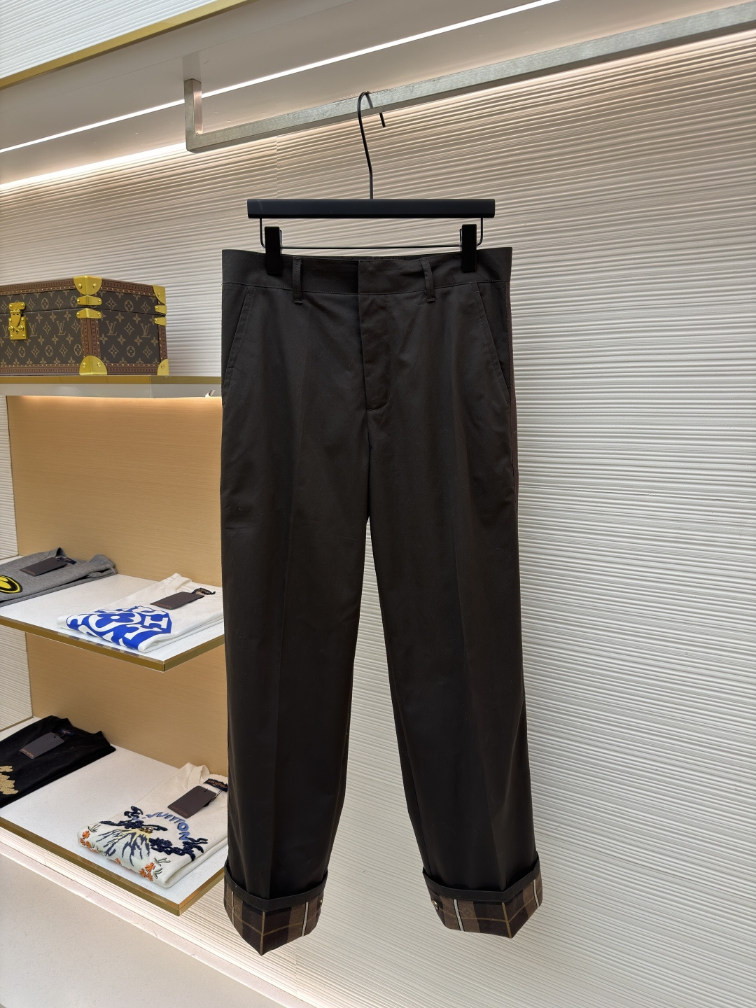 P235 Pantalón casual a cuadros con logo de LOUIS VUITTON ●Versión original: 11400 compra y desarrollo ●Número de artícu…