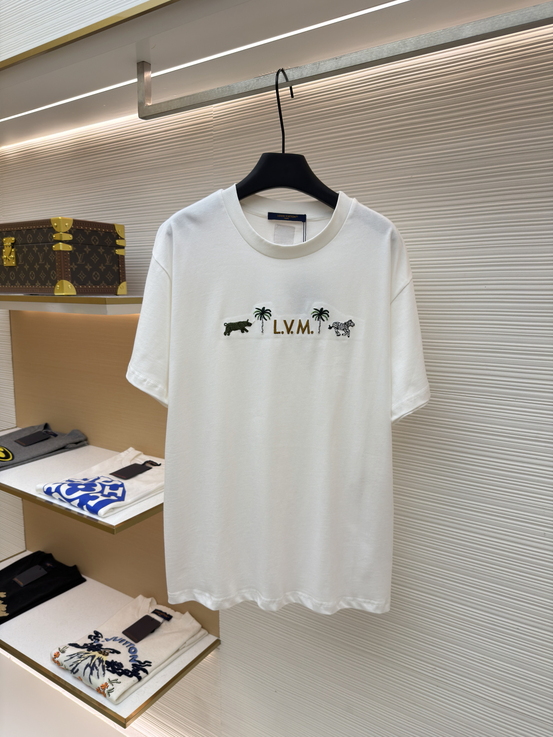 P120 LOUIS VUITTON Camiseta de manga corta con bordado de animales ●Original: comprada y desarrollada por 9350 ●Tejido:…