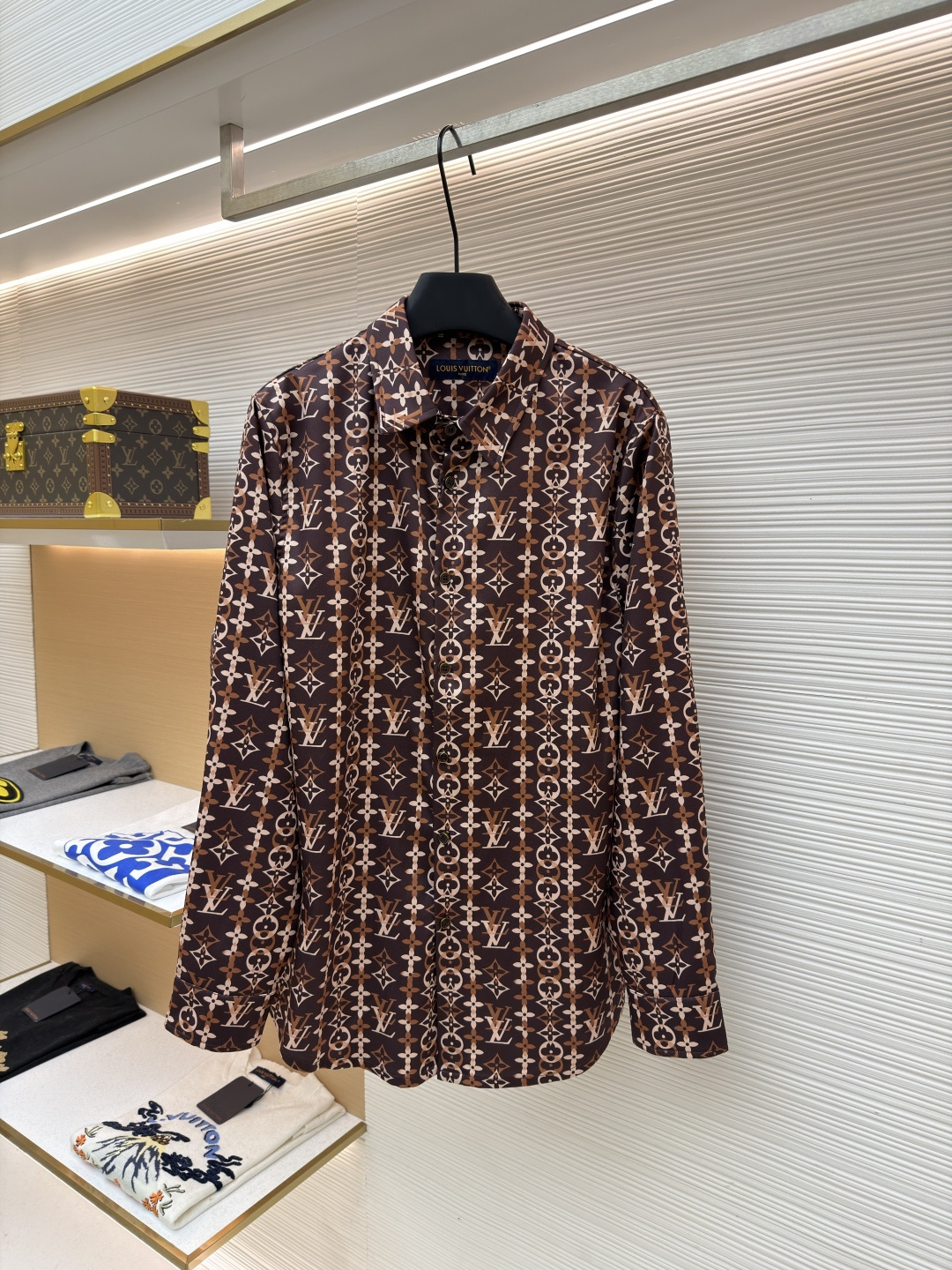 P200 LOUIS VUITTON Camisa de seda de morera de manga larga con estampado de patrón superpuesto ●Versión original: compr…