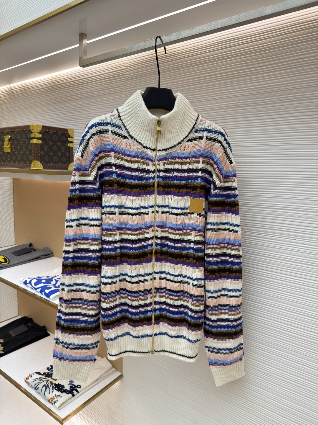 P295 LOUIS VUITTON 字母徽章拼色绞花拉链针织外套 ●原版：21570购入开发 ●面料：羊毛混纺面料 ●工艺：针织制作 ●颜色：花色 ●版型：合身版型 ●克重：约710克 ●尺码：S-M-L-XL ●描述：这款路易威登拼色…