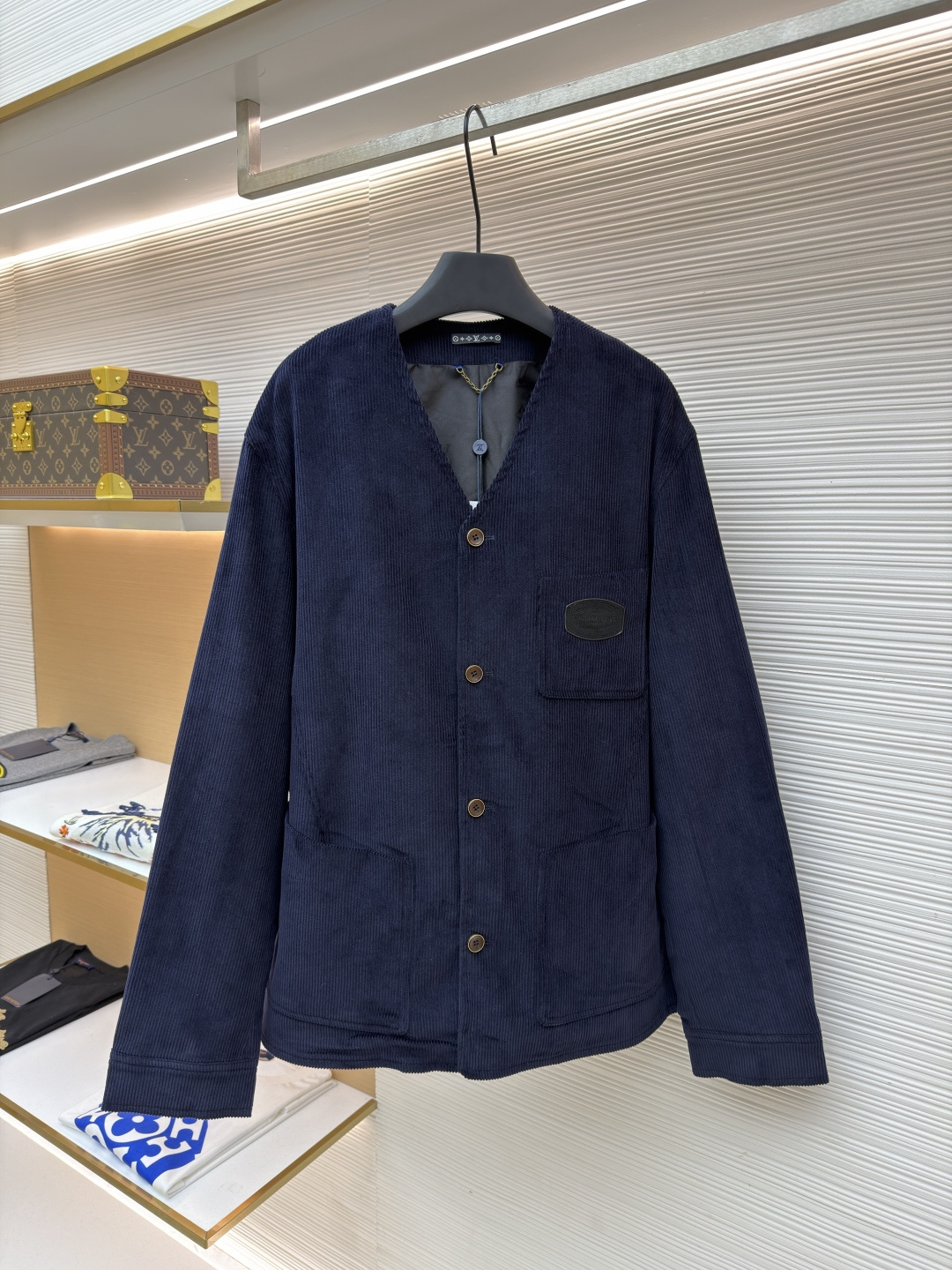 P325 Chaqueta de pana con cuello en V y manga larga LOUIS VUITTON ●Versión original: comprada y desarrollada en 20700 ●…