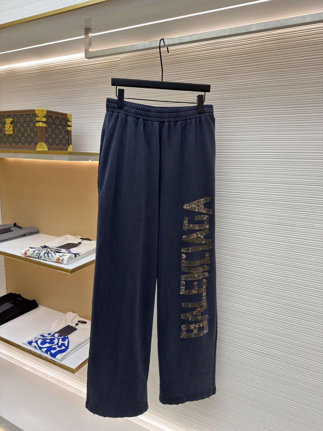 P215 Balenciaga pantalones largos con cinta y letras desgastados ●Original: comprado por 11200 para desarrollo ●Número …