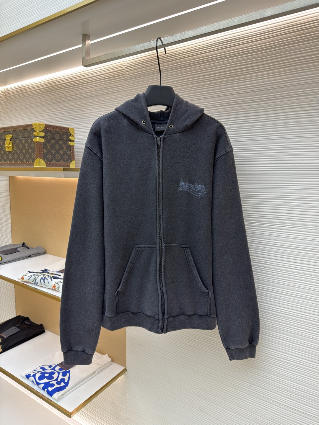 P235 Balenciaga chaqueta con cremallera estampada y lavada ●Original: comprado por 10400 para desarrollo ●Número de art…