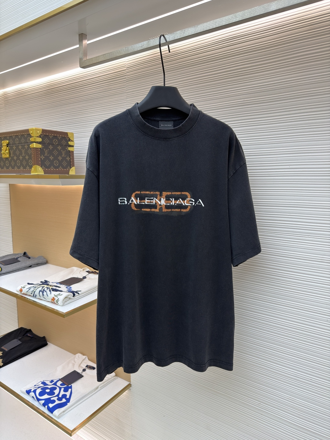 P120 Balenciaga BB icon印花短袖 ●原版：6300购入开发 ●货号：1682440-X95 ●面料：平纹针织面料 ●工艺：胶浆印花制作 ●颜色：洗水黑 ●版型：宽松版型 ●克重：约335克 ●尺码：S-M-L-XL …
