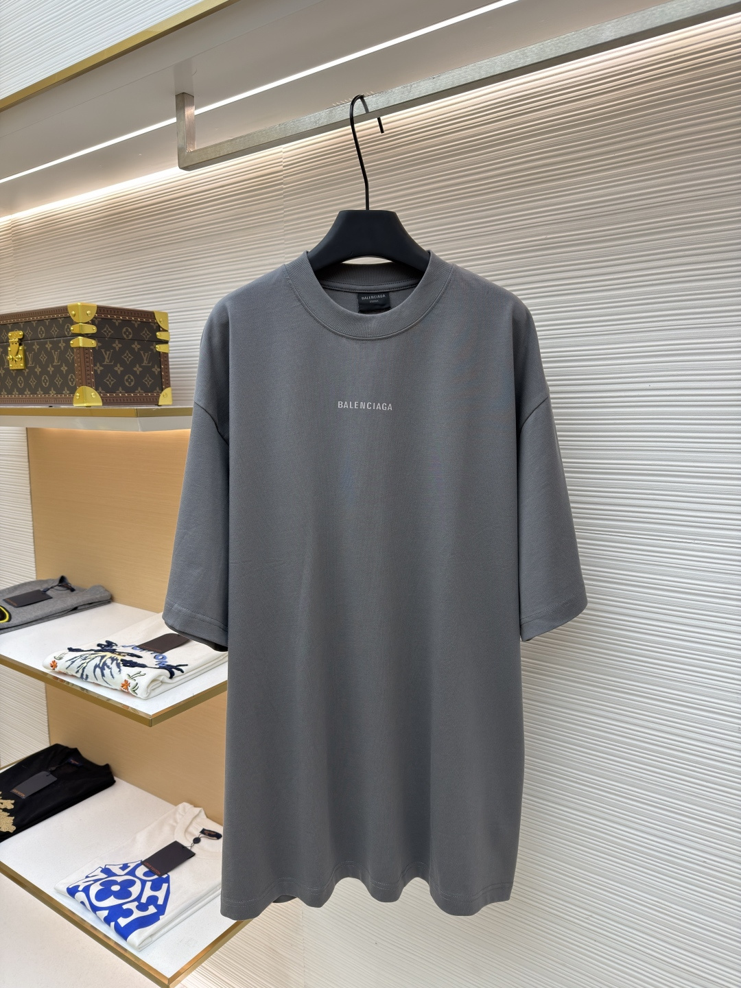 P125 Balenciaga 标识反光短袖 ●原版：6215购入开发 ●货号：1682445-A00 ●面料：双纱全棉平纹绸面料 ●工艺：反光烫画制作 ●颜色：灰色 ●版型：宽松版型 ●克重：约365克 ●尺码：XS-S-M-L ●描述…
