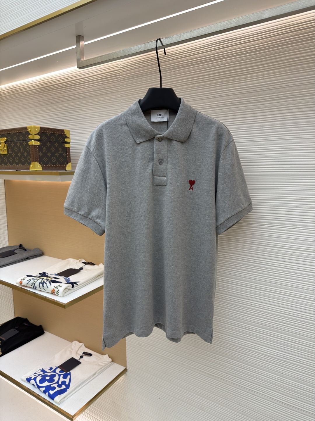 P140 Ami Paris Polo con bordado de corazón ●Original: comprado por 1700 para desarrollo ●Número de artículo: 1682451-A1…