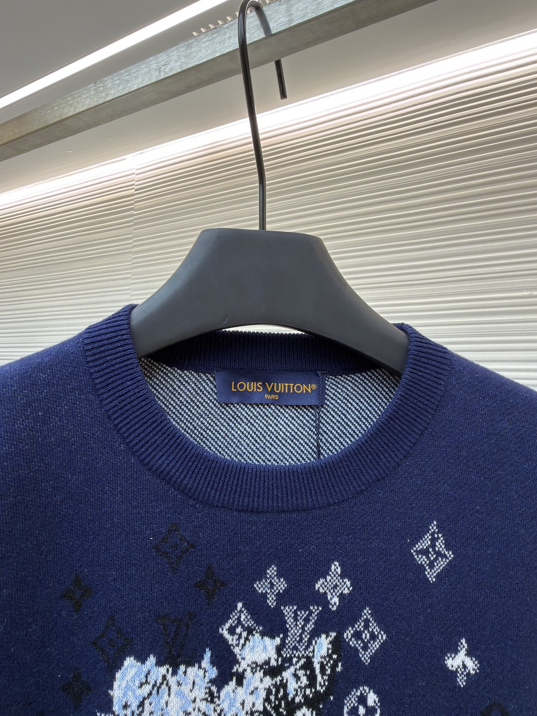 P275 LOUIS VUITTON 马年限定嵌花字母提花针织毛衣
●货号：1682611-B40
●面料：羊毛面料
●工艺：提花针织制作
●颜色：藏蓝色
●版型：合身版型
●克重：约430克
●尺码：S-M-L-XL
●描述：这款LOUIS VUITTON藏青色圆领针织衫甄选高品质羊毛混纺纱线打造，经预缩水处理后触感柔软亲肤，兼具良好的透气性与保暖性，不易起球、变形、褪色，藏青色调沉稳大气且富有质感。衣身中央的植物花卉图案采用嵌花提花工艺织造，纹理立体饱满，搭配环绕四周的品牌经典Monogram标识，通过色织工艺呈现细腻层次，视觉效果精致且富有辨识度。经典圆领采用双针加固包边，耐穿不易松垮，袖口与下摆为同色系罗纹收边，弹性适中贴合身形，整体为宽松合身廓形，肩部无缝拼接走线平直，锁边工艺精致，定制辅料与品牌标识细节齐全，适配日常休闲、轻商务等多种穿搭场景，是打造简约高级造型的时尚单品。整体走线平直细腻，面料舒适柔软，颜色一致无色差 能与同款搭配营造时尚造型，驾驭各种场合，定制辅料，三标齐全，男女同款！