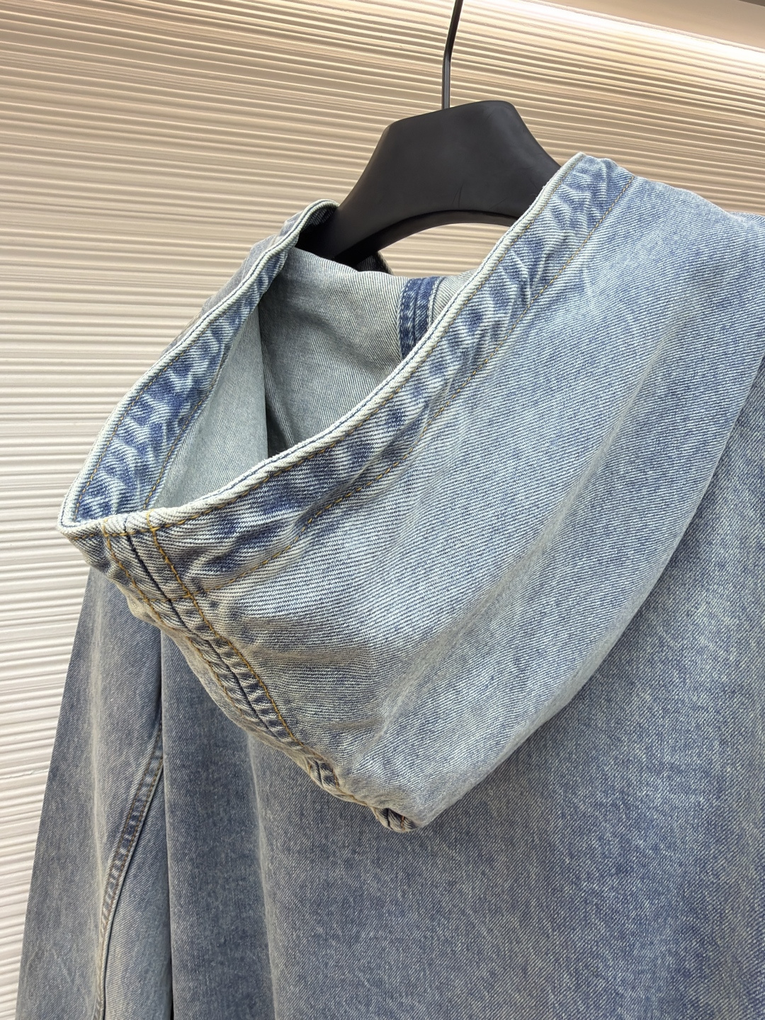 P360 LOUIS VUITTON 口袋字母刺绣连帽牛仔外套
●原版：21579购入开发
●货号：1682616-C25
●面料：牛仔面料
●工艺：刺绣制作
●颜色：洗水蓝
●版型：合身版型
●克重：约1390克
●尺码：46-48-50-52
●描述：这件LOUIS VUITTON连帽抽绳拉链徽标刺绣工装长袖牛仔外套，选用重磅复古水洗牛仔布打造，经过多道酵洗与石磨工艺，呈现自然柔和的浅蓝褪色效果与细腻做旧纹理。外套采用宽松落肩版型，搭配罗纹收边袖口与下摆，兼顾复古工装感与日常穿着舒适度。连帽设计配备同色系抽绳，金属拉链头镌刻品牌标识，前幅立体贴袋处饰有低调的LV刺绣徽标，袋口以金属铆钉加固，兼具装饰性与耐用性。内里采用格纹棉质面料提升穿着体验，每一处缝线都经过精细处理，既保留了牛仔的硬朗质感，又融入了LV标志性的精致细节，是打造随性街头造型的高阶选择。整体走线平直细腻，面料舒适柔软，颜色一致无色差 能与同款搭配营造时尚造型，驾驭各种场合，定制辅料，三标齐全，男女同款！