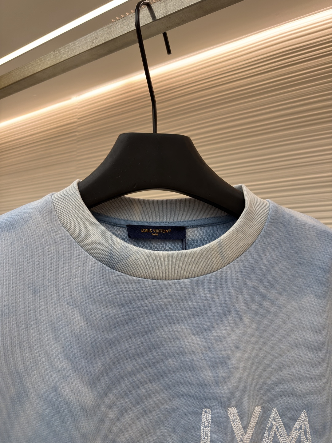 P205 LOUIS VUITTON 云朵扎染圆领卫衣
●原版：12883购入开发
●货号：1682620-A75
●面料：全棉面料
●工艺：扎染漂白制作
●颜色：蓝白
●版型：合身版型
●克重：约550克
●尺码：XS-S-M-L
●描述：面料采用26S双纱+10S鱼鳞底磨毛面料，克重380g/㎡，搭配21S双纱2*2罗纹，克重470g/㎡。这种面料通过起绒处理，内侧会形成一层柔软丰盈的绒毛；改良的鱼鳞状针织法在底面形成细腻的凹凸肌理，类似鱼鳞排列。有效增加空气储存层，提升保暖性能。面料正面光洁平整，背面柔软丰糯，兼具出色吸湿透气性、抗皱性与垂坠感，比普通卫衣料更显厚实挺括。赋予衣物极佳的保暖性、透气性和亲肤触感。通过捆扎、缝纫或夹板等方式对成衣或面料进行物理防染，然后进行染色。被捆扎的部分染料无法渗入，从而形成独特、不规则且每件都不重复的晕染纹理和图案。通过可控的化学漂洗或酶洗工艺，模拟阳光长期照射后产生的局部褪色效果，形成柔和、自然的色彩层次。这两种工艺共同作用，使每件T恤都拥有独一无二的别致观感，奠定了单品艺术化和手工感的基调。整体走线平直细腻，面料舒适柔软，颜色一致无色差 能与同款搭配营造时尚造型，驾驭各种场合，定制辅料，三标齐全，男女同款！