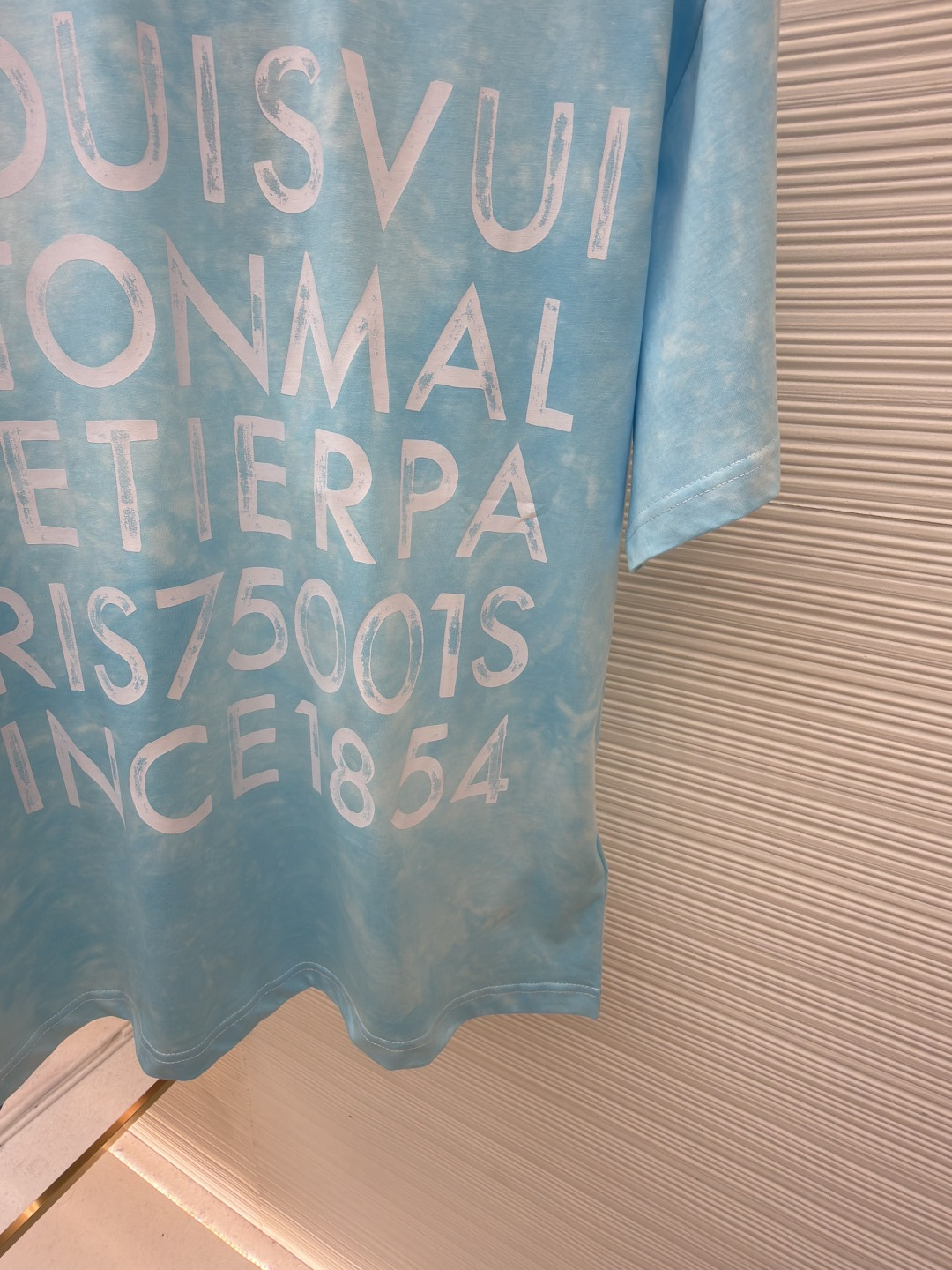 P135 LOUIS VUITTON 云朵扎染圆领短袖
●原版：8500购入开发
●货号：1682621-A10
●面料：平纹针织面料
●工艺：扎染漂白制作
●颜色：蓝白
●版型：合身版型
●克重：约195克
●尺码：XS-S-M-L
●描述：主体采用24S特纺紧密棉打造平纹针织面料，克重185g/㎡。高支数的精梳棉纱通过紧密纺工艺消除了大部分来短毛羽，使得纱线更光滑、强韧。织成的面料结构异常密实、平整且柔软，具有出色的抗起球能力和耐用性，同时保留了纯棉透气亲肤的天然优势。领口则选用32S 1x1罗纹 克重300g，更细的纱支编织出更细腻紧密的螺纹，提供了优于普通罗纹的回弹性与抗变形能力，确保领口历经多次穿脱后仍能保持挺括。通过模仿传统手工艺的现通过捆扎、缝纫或夹板等方式对成衣或面料进行物理防染，然后进行染色。被捆扎的部分染料无法渗入，从而形成独特、不规则且每件都不重复的晕染纹理和图案。通过可控的化学漂洗或酶洗工艺，模拟阳光长期照射后产生的局部褪色效果，形成柔和、自然的色彩层次。这两种工艺共同作用，使每件T恤都拥有独一无二的别致观感，奠定了单品艺术化和手工感的基调。整体走线平直细腻，面料舒适柔软，颜色一致无色差 能与同款搭配营造时尚造型，驾驭各种场合，定制辅料，三标齐全，男女同款！