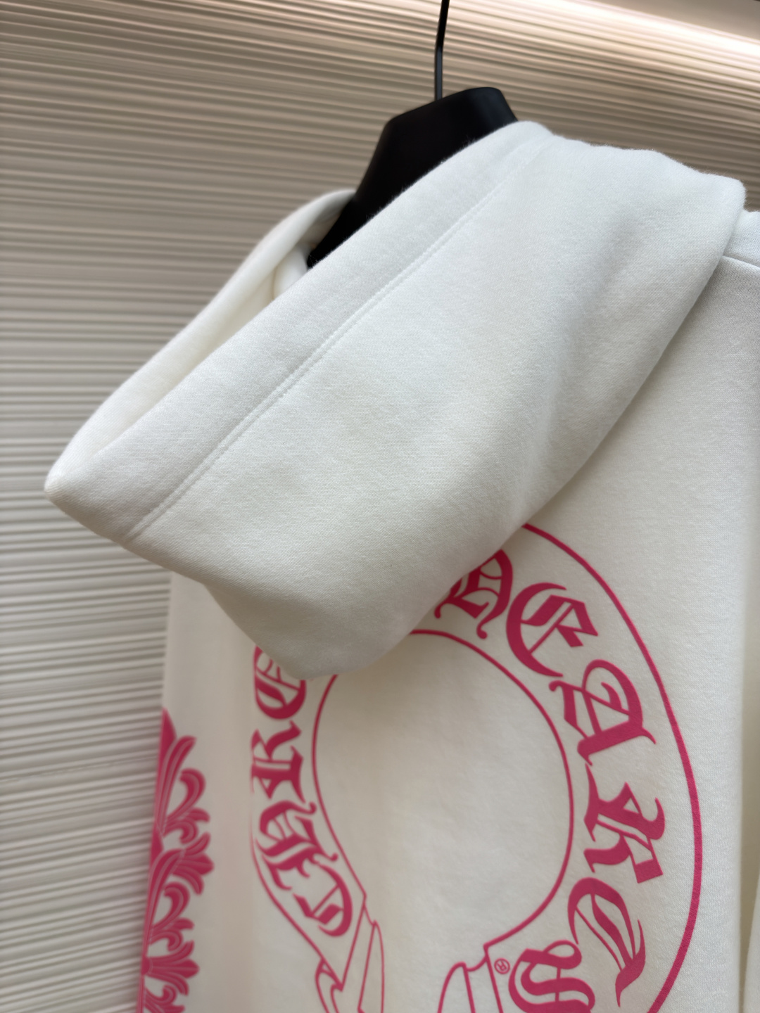 P165 Chrome Hearts 粉马蹄帽衫
●原版：12939购入开发
●货号：1682623-A35
●面料：抓绒面料
●工艺：油性发泡制作
●颜色：白粉
●版型：合身版型
●克重：约610克
●尺码：S-M-L
●描述：原版得物12999购入.面料采用380克抓绒材质.水洗后400克.印花采用油性发泡工艺.定制辅料.大厂出品非常考验做工.街头感十足.做工细节对比专柜.秒杀市面版本。整体走线平直细腻，面料舒适柔软，颜色一致无色差 能与同款搭配营造时尚造型，驾驭各种场合，定制辅料，三标齐全，男女同款！