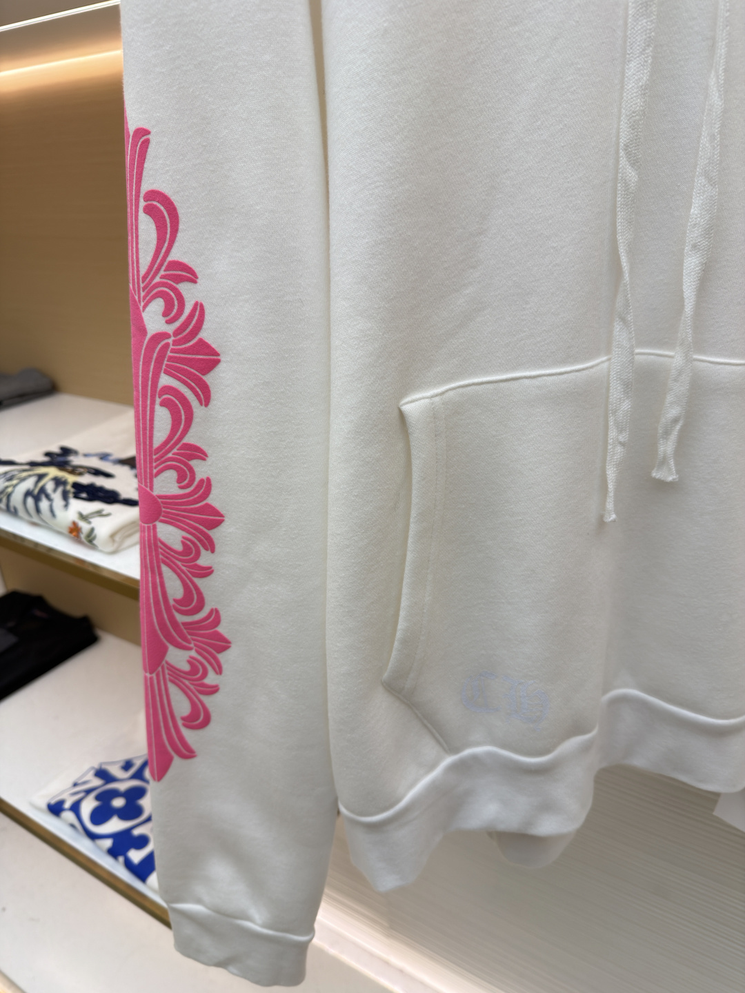 P165 Chrome Hearts 粉马蹄帽衫
●原版：12939购入开发
●货号：1682623-A35
●面料：抓绒面料
●工艺：油性发泡制作
●颜色：白粉
●版型：合身版型
●克重：约610克
●尺码：S-M-L
●描述：原版得物12999购入.面料采用380克抓绒材质.水洗后400克.印花采用油性发泡工艺.定制辅料.大厂出品非常考验做工.街头感十足.做工细节对比专柜.秒杀市面版本。整体走线平直细腻，面料舒适柔软，颜色一致无色差 能与同款搭配营造时尚造型，驾驭各种场合，定制辅料，三标齐全，男女同款！