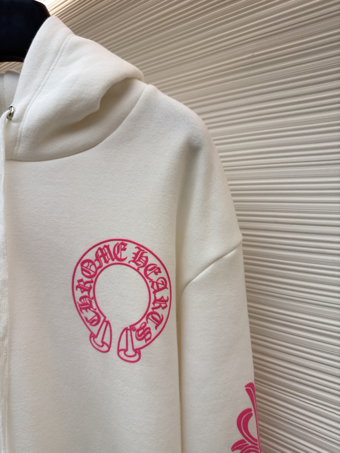 P165 Chrome Hearts 粉马蹄帽衫
●原版：12939购入开发
●货号：1682623-A35
●面料：抓绒面料
●工艺：油性发泡制作
●颜色：白粉
●版型：合身版型
●克重：约610克
●尺码：S-M-L
●描述：原版得物12999购入.面料采用380克抓绒材质.水洗后400克.印花采用油性发泡工艺.定制辅料.大厂出品非常考验做工.街头感十足.做工细节对比专柜.秒杀市面版本。整体走线平直细腻，面料舒适柔软，颜色一致无色差 能与同款搭配营造时尚造型，驾驭各种场合，定制辅料，三标齐全，男女同款！