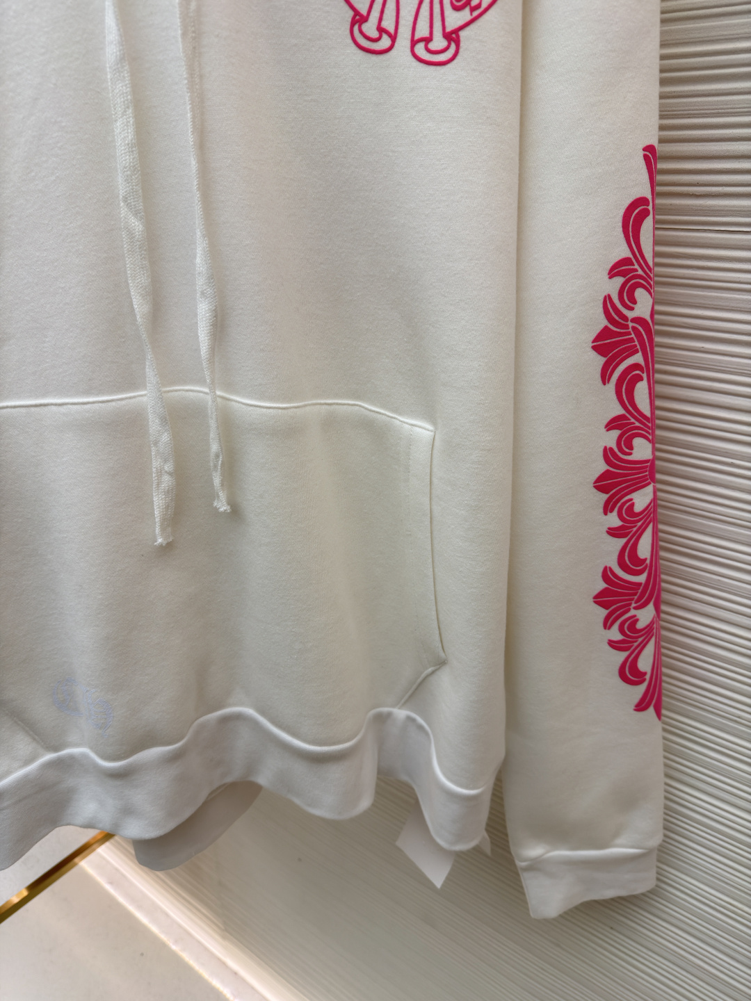 P165 Chrome Hearts 粉马蹄帽衫
●原版：12939购入开发
●货号：1682623-A35
●面料：抓绒面料
●工艺：油性发泡制作
●颜色：白粉
●版型：合身版型
●克重：约610克
●尺码：S-M-L
●描述：原版得物12999购入.面料采用380克抓绒材质.水洗后400克.印花采用油性发泡工艺.定制辅料.大厂出品非常考验做工.街头感十足.做工细节对比专柜.秒杀市面版本。整体走线平直细腻，面料舒适柔软，颜色一致无色差 能与同款搭配营造时尚造型，驾驭各种场合，定制辅料，三标齐全，男女同款！