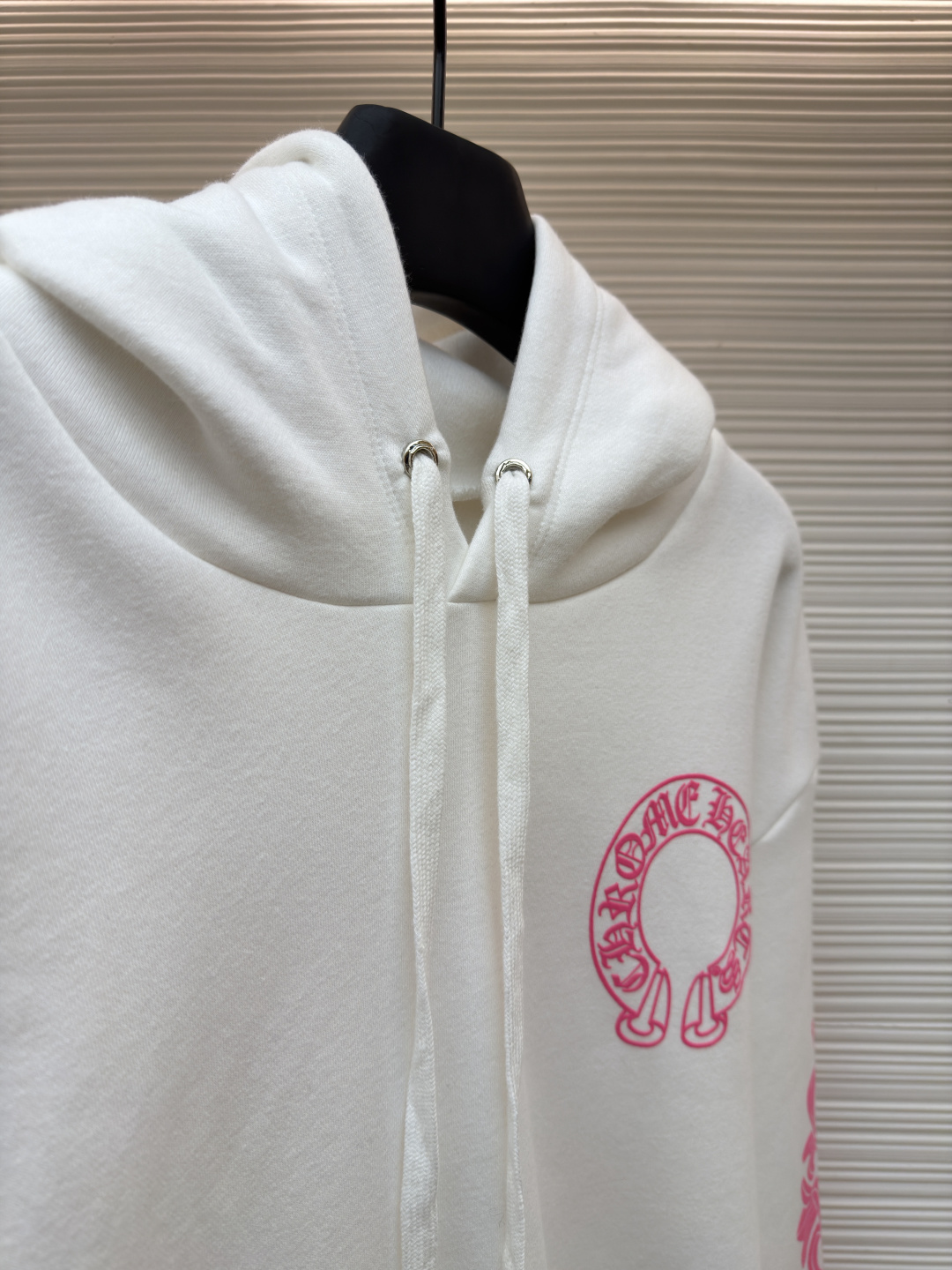 P165 Chrome Hearts 粉马蹄帽衫
●原版：12939购入开发
●货号：1682623-A35
●面料：抓绒面料
●工艺：油性发泡制作
●颜色：白粉
●版型：合身版型
●克重：约610克
●尺码：S-M-L
●描述：原版得物12999购入.面料采用380克抓绒材质.水洗后400克.印花采用油性发泡工艺.定制辅料.大厂出品非常考验做工.街头感十足.做工细节对比专柜.秒杀市面版本。整体走线平直细腻，面料舒适柔软，颜色一致无色差 能与同款搭配营造时尚造型，驾驭各种场合，定制辅料，三标齐全，男女同款！