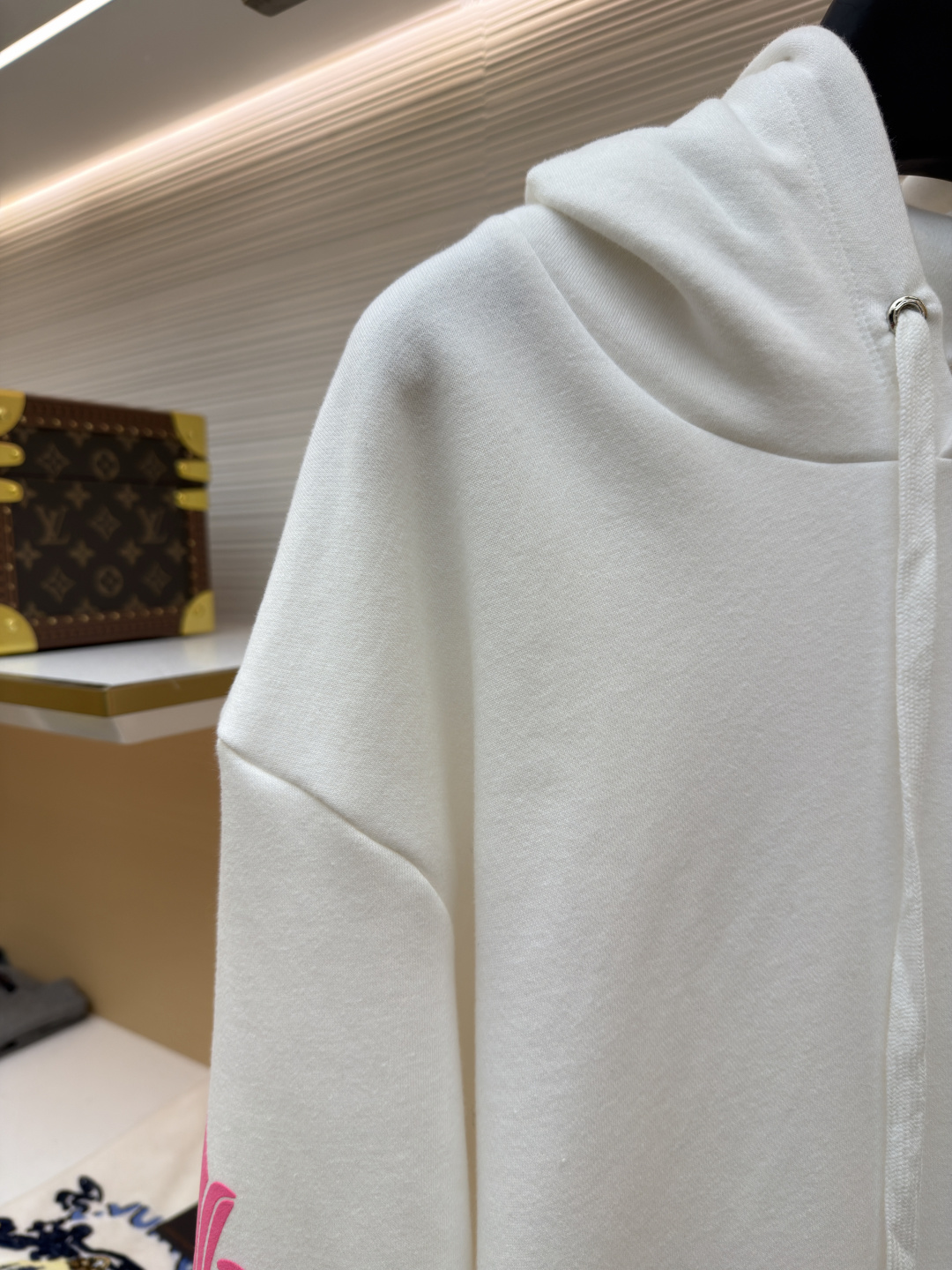 P165 Chrome Hearts 粉马蹄帽衫
●原版：12939购入开发
●货号：1682623-A35
●面料：抓绒面料
●工艺：油性发泡制作
●颜色：白粉
●版型：合身版型
●克重：约610克
●尺码：S-M-L
●描述：原版得物12999购入.面料采用380克抓绒材质.水洗后400克.印花采用油性发泡工艺.定制辅料.大厂出品非常考验做工.街头感十足.做工细节对比专柜.秒杀市面版本。整体走线平直细腻，面料舒适柔软，颜色一致无色差 能与同款搭配营造时尚造型，驾驭各种场合，定制辅料，三标齐全，男女同款！