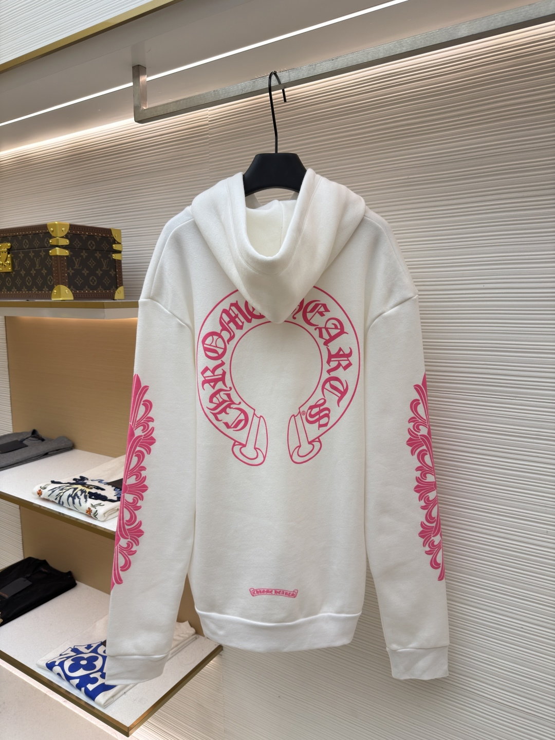 P165 Chrome Hearts 粉马蹄帽衫
●原版：12939购入开发
●货号：1682623-A35
●面料：抓绒面料
●工艺：油性发泡制作
●颜色：白粉
●版型：合身版型
●克重：约610克
●尺码：S-M-L
●描述：原版得物12999购入.面料采用380克抓绒材质.水洗后400克.印花采用油性发泡工艺.定制辅料.大厂出品非常考验做工.街头感十足.做工细节对比专柜.秒杀市面版本。整体走线平直细腻，面料舒适柔软，颜色一致无色差 能与同款搭配营造时尚造型，驾驭各种场合，定制辅料，三标齐全，男女同款！