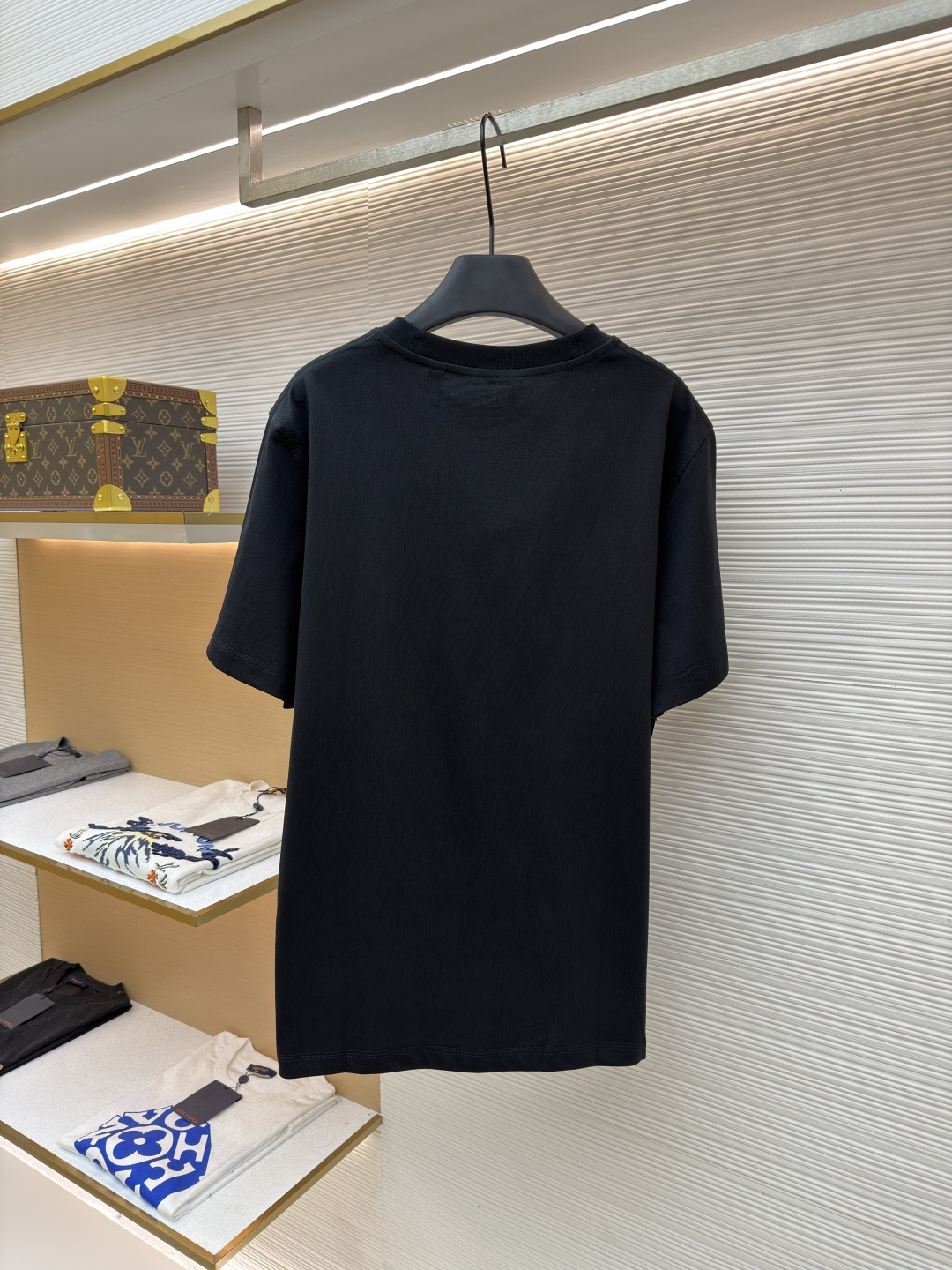 P110 Burberry 经典圆领人字车标格纹标签棉质T恤衫
●原版：3350购入开发
●货号：1682624-X85
●面料：全棉面料
●工艺：人字车标制作
●颜色：黑色
●版型：合身版型
●克重：约265克
●尺码：S-M-L-XL
●描述：此款T恤采用高支精梳棉质面料为基底，经过酵素洗水工艺处理，使面料触感更柔软亲肤，同时增强了成衣的抗皱性与穿着舒适度。领口采用双针包边工艺，搭配加固缝线，耐洗不易变形，贴合颈部曲线的同时保证了持久的穿着寿命。衣身侧面的标志性格纹标签采用精密锁边工艺固定，边缘平整牢固；胸前的品牌标识则以人字车线工艺缝制，针脚细密均匀、线条流畅立体，兼具装饰性与辨识度。整体剪裁为宽松版型，车线工整且线头处理干净，结合专业的预缩水处理，有效降低了穿着洗涤后的缩水率，建议手洗以更好地保护面料与精致工艺。整体走线平直细腻，面料舒适柔软，颜色一致无色差 能与同款搭配营造时尚造型，驾驭各种场合，定制辅料，三标齐全，男女同款！