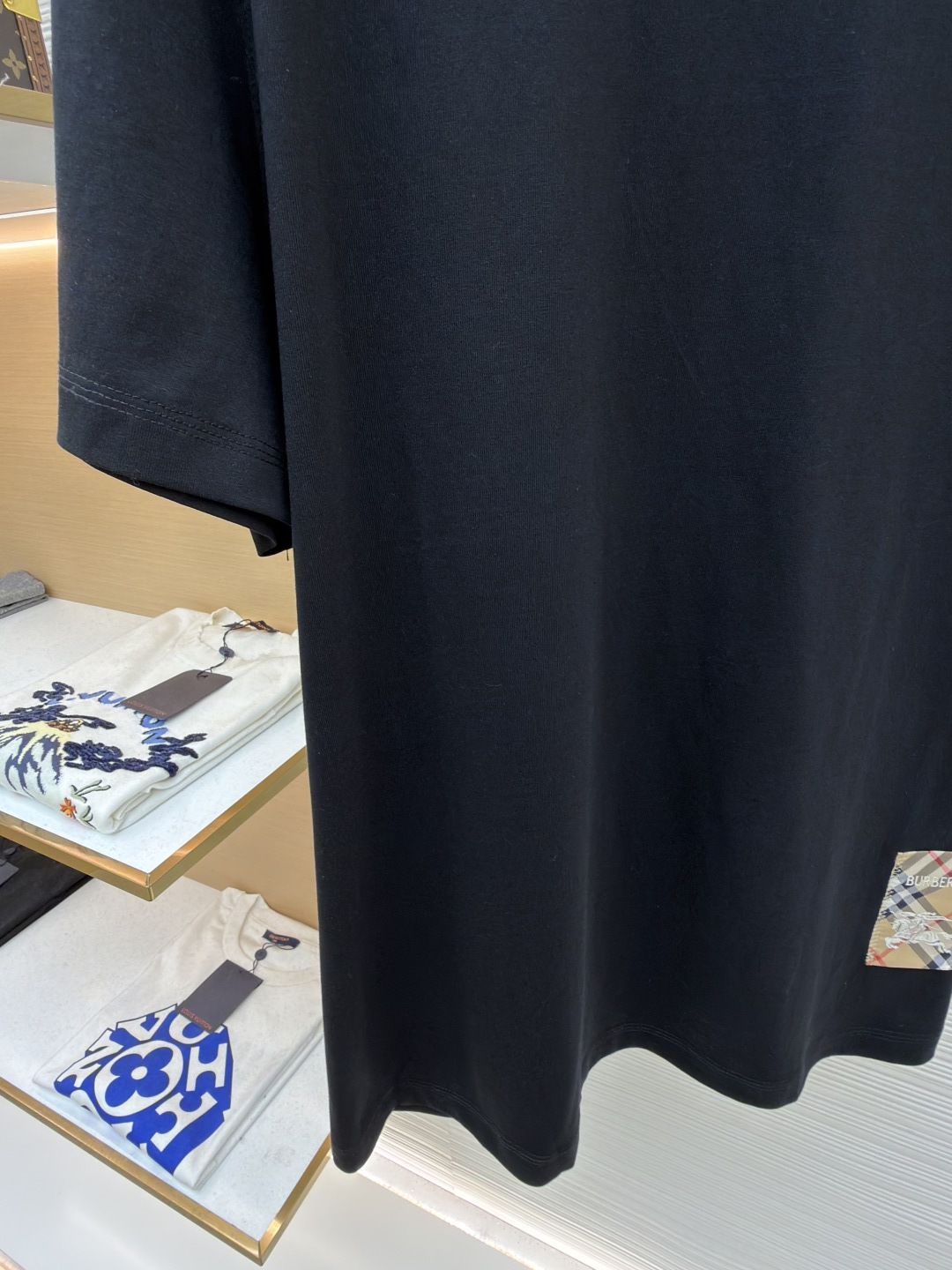 P110 Burberry 经典圆领人字车标格纹标签棉质T恤衫
●原版：3350购入开发
●货号：1682624-X85
●面料：全棉面料
●工艺：人字车标制作
●颜色：黑色
●版型：合身版型
●克重：约265克
●尺码：S-M-L-XL
●描述：此款T恤采用高支精梳棉质面料为基底，经过酵素洗水工艺处理，使面料触感更柔软亲肤，同时增强了成衣的抗皱性与穿着舒适度。领口采用双针包边工艺，搭配加固缝线，耐洗不易变形，贴合颈部曲线的同时保证了持久的穿着寿命。衣身侧面的标志性格纹标签采用精密锁边工艺固定，边缘平整牢固；胸前的品牌标识则以人字车线工艺缝制，针脚细密均匀、线条流畅立体，兼具装饰性与辨识度。整体剪裁为宽松版型，车线工整且线头处理干净，结合专业的预缩水处理，有效降低了穿着洗涤后的缩水率，建议手洗以更好地保护面料与精致工艺。整体走线平直细腻，面料舒适柔软，颜色一致无色差 能与同款搭配营造时尚造型，驾驭各种场合，定制辅料，三标齐全，男女同款！