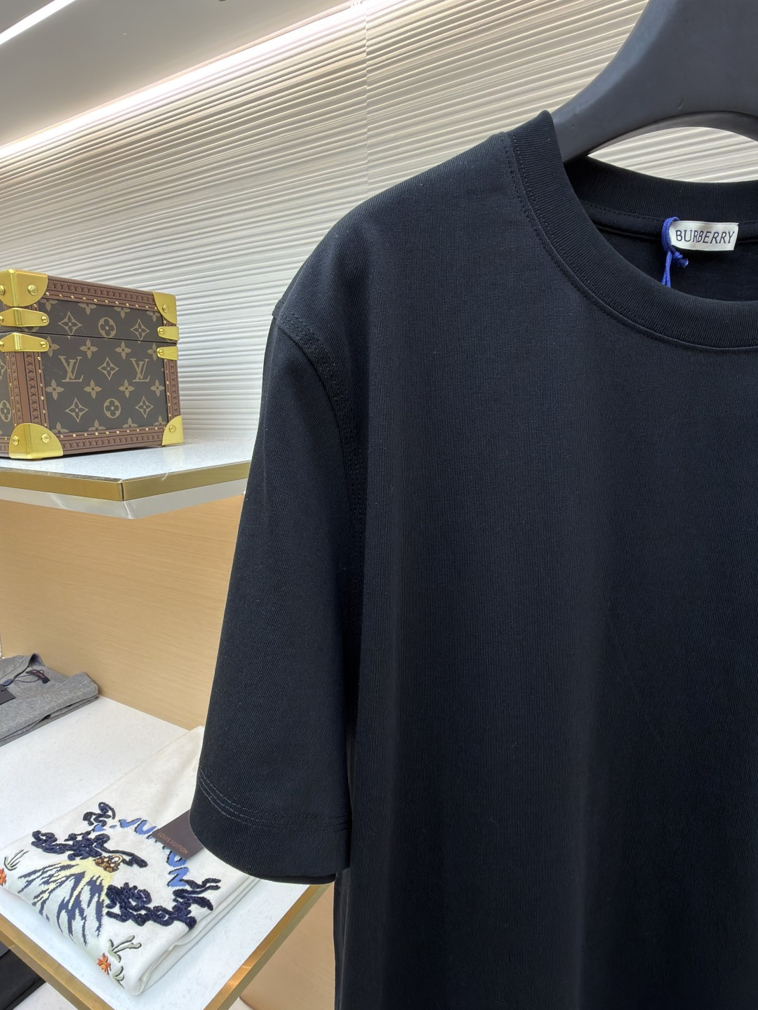 P110 Burberry 经典圆领人字车标格纹标签棉质T恤衫
●原版：3350购入开发
●货号：1682624-X85
●面料：全棉面料
●工艺：人字车标制作
●颜色：黑色
●版型：合身版型
●克重：约265克
●尺码：S-M-L-XL
●描述：此款T恤采用高支精梳棉质面料为基底，经过酵素洗水工艺处理，使面料触感更柔软亲肤，同时增强了成衣的抗皱性与穿着舒适度。领口采用双针包边工艺，搭配加固缝线，耐洗不易变形，贴合颈部曲线的同时保证了持久的穿着寿命。衣身侧面的标志性格纹标签采用精密锁边工艺固定，边缘平整牢固；胸前的品牌标识则以人字车线工艺缝制，针脚细密均匀、线条流畅立体，兼具装饰性与辨识度。整体剪裁为宽松版型，车线工整且线头处理干净，结合专业的预缩水处理，有效降低了穿着洗涤后的缩水率，建议手洗以更好地保护面料与精致工艺。整体走线平直细腻，面料舒适柔软，颜色一致无色差 能与同款搭配营造时尚造型，驾驭各种场合，定制辅料，三标齐全，男女同款！