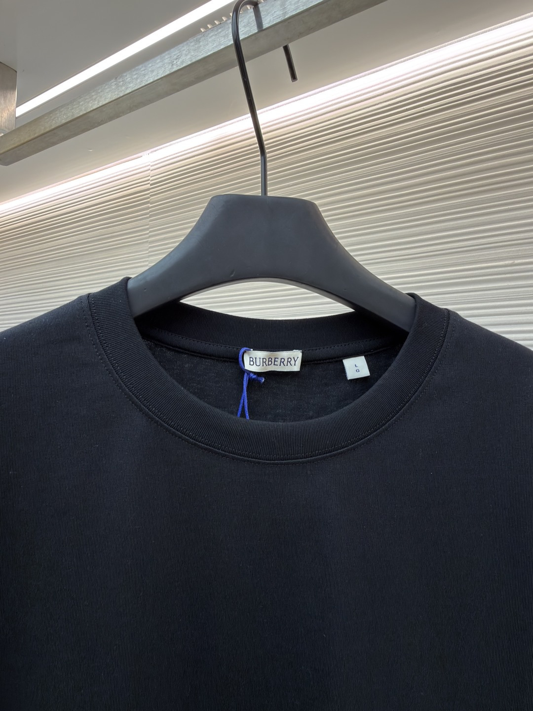 P110 Burberry 经典圆领人字车标格纹标签棉质T恤衫
●原版：3350购入开发
●货号：1682624-X85
●面料：全棉面料
●工艺：人字车标制作
●颜色：黑色
●版型：合身版型
●克重：约265克
●尺码：S-M-L-XL
●描述：此款T恤采用高支精梳棉质面料为基底，经过酵素洗水工艺处理，使面料触感更柔软亲肤，同时增强了成衣的抗皱性与穿着舒适度。领口采用双针包边工艺，搭配加固缝线，耐洗不易变形，贴合颈部曲线的同时保证了持久的穿着寿命。衣身侧面的标志性格纹标签采用精密锁边工艺固定，边缘平整牢固；胸前的品牌标识则以人字车线工艺缝制，针脚细密均匀、线条流畅立体，兼具装饰性与辨识度。整体剪裁为宽松版型，车线工整且线头处理干净，结合专业的预缩水处理，有效降低了穿着洗涤后的缩水率，建议手洗以更好地保护面料与精致工艺。整体走线平直细腻，面料舒适柔软，颜色一致无色差 能与同款搭配营造时尚造型，驾驭各种场合，定制辅料，三标齐全，男女同款！