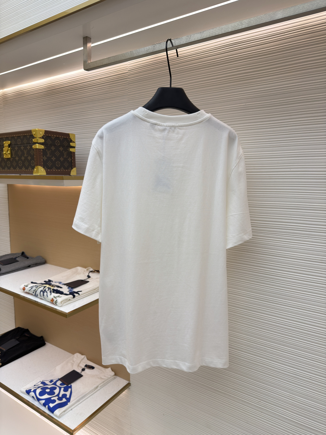 P110 Burberry 经典圆领人字车标格纹标签棉质T恤衫
●原版：3350购入开发
●货号：1682625-X85
●面料：全棉面料
●工艺：人字车标制作
●颜色：白色
●版型：合身版型
●克重：约255克
●尺码：S-M-L-XL
●描述：此款T恤采用高支精梳棉质面料为基底，经过酵素洗水工艺处理，使面料触感更柔软亲肤，同时增强了成衣的抗皱性与穿着舒适度。领口采用双针包边工艺，搭配加固缝线，耐洗不易变形，贴合颈部曲线的同时保证了持久的穿着寿命。衣身侧面的标志性格纹标签采用精密锁边工艺固定，边缘平整牢固；胸前的品牌标识则以人字车线工艺缝制，针脚细密均匀、线条流畅立体，兼具装饰性与辨识度。整体剪裁为宽松版型，车线工整且线头处理干净，结合专业的预缩水处理，有效降低了穿着洗涤后的缩水率，建议手洗以更好地保护面料与精致工艺。整体走线平直细腻，面料舒适柔软，颜色一致无色差 能与同款搭配营造时尚造型，驾驭各种场合，定制辅料，三标齐全，男女同款！