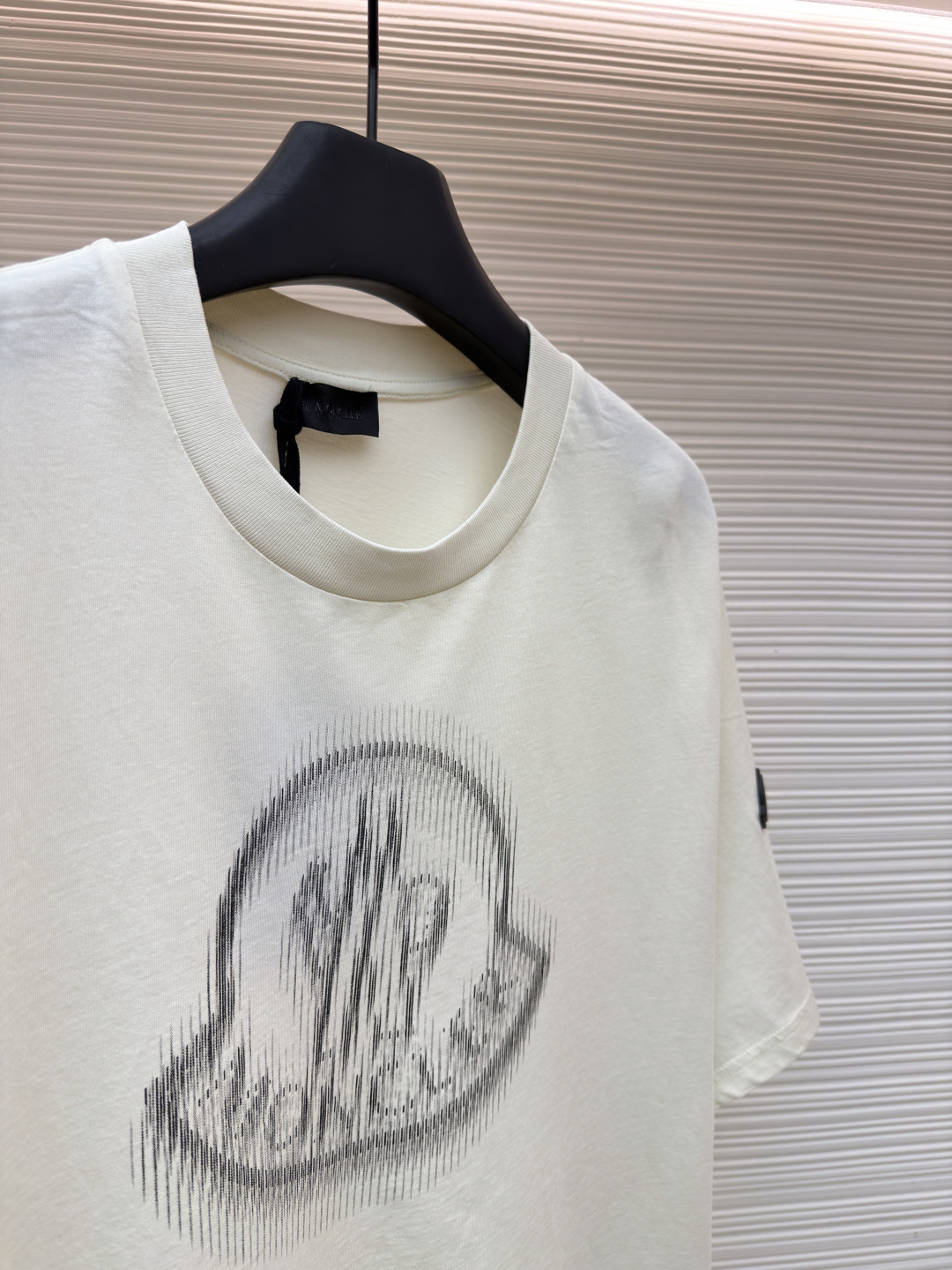 p220 Moncler 字母LOGO标识印花模糊感短袖T恤
●原版：4286购入开发
●面料：精梳棉面料
●工艺：印花制作
●颜色：白色
●版型：合身版型
●克重：约255克
●尺码：S-M-L-XL
●描述：这款蒙口短袖T恤采用高支精梳棉面料，经过酵素洗工艺处理，触感柔软亲肤且兼具透气性与抗皱性，衣身正面通过数码直喷工艺呈现品牌标志性的模糊感LOGO印花，色彩层次细腻且久洗不易褪色，袖口处嵌入品牌专属橡胶标识牌，兼具辨识度与质感。圆领部分采用同色系罗纹收边，经过预缩水处理，贴合颈部且久穿不易松弛，衣身采用平缝工艺拼接，走线细密均匀，耐洗耐穿不易脱线。整体版型为宽松剪裁，适配多种身形，每一处细节都兼顾了简约设计与穿着舒适度，是打造日常休闲造型的百搭单品。整体走线平直细腻，面料舒适柔软，颜色一致无色差 能与同款搭配营造时尚造型，驾驭各种场合，定制辅料，三标齐全，男女同款！