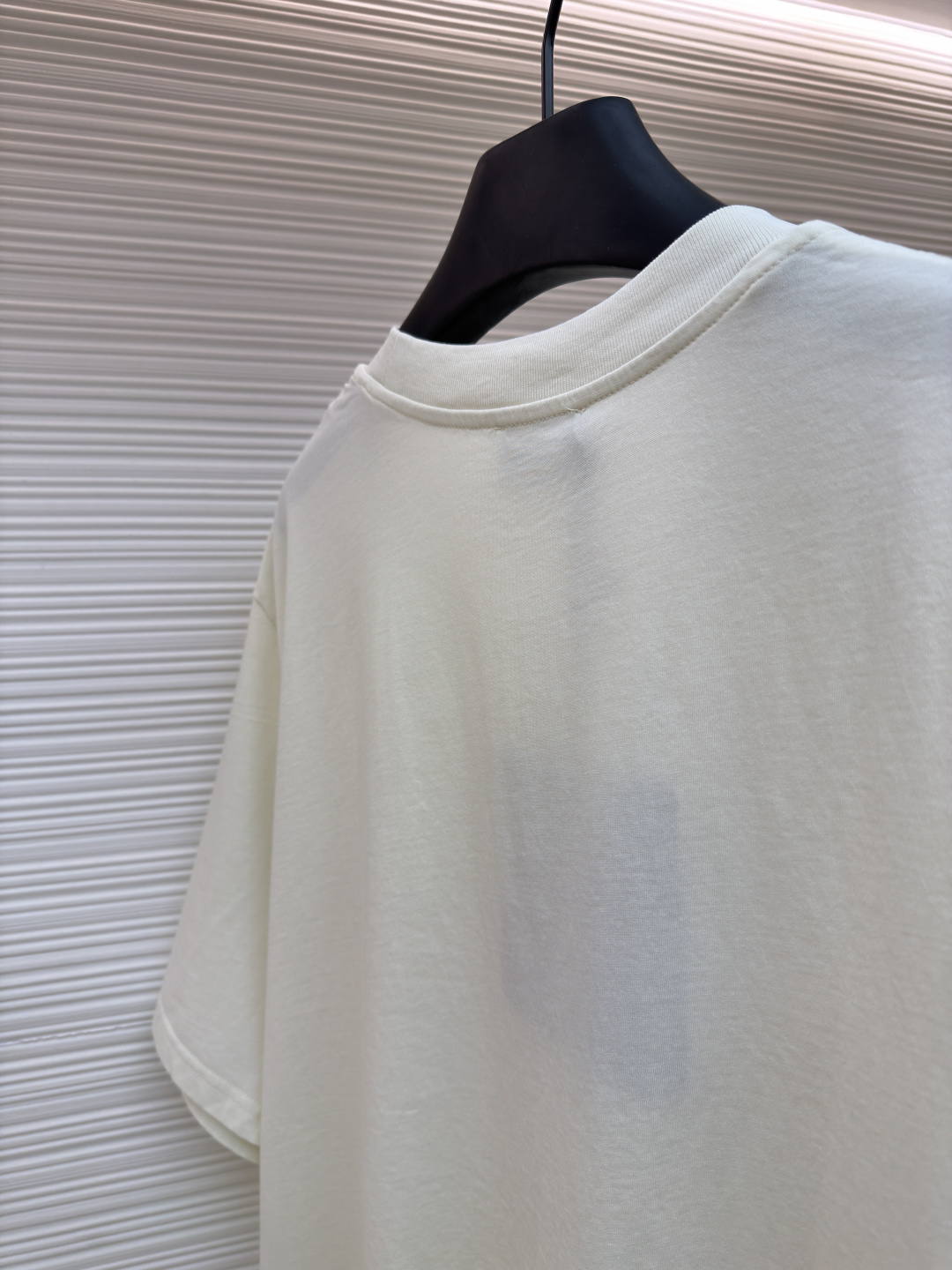 p220 Moncler 字母LOGO标识印花模糊感短袖T恤
●原版：4286购入开发
●面料：精梳棉面料
●工艺：印花制作
●颜色：白色
●版型：合身版型
●克重：约255克
●尺码：S-M-L-XL
●描述：这款蒙口短袖T恤采用高支精梳棉面料，经过酵素洗工艺处理，触感柔软亲肤且兼具透气性与抗皱性，衣身正面通过数码直喷工艺呈现品牌标志性的模糊感LOGO印花，色彩层次细腻且久洗不易褪色，袖口处嵌入品牌专属橡胶标识牌，兼具辨识度与质感。圆领部分采用同色系罗纹收边，经过预缩水处理，贴合颈部且久穿不易松弛，衣身采用平缝工艺拼接，走线细密均匀，耐洗耐穿不易脱线。整体版型为宽松剪裁，适配多种身形，每一处细节都兼顾了简约设计与穿着舒适度，是打造日常休闲造型的百搭单品。整体走线平直细腻，面料舒适柔软，颜色一致无色差 能与同款搭配营造时尚造型，驾驭各种场合，定制辅料，三标齐全，男女同款！