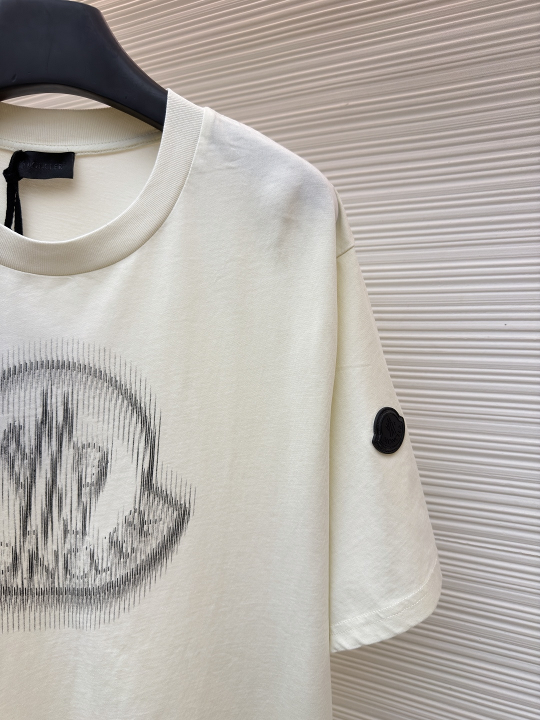 p220 Moncler 字母LOGO标识印花模糊感短袖T恤
●原版：4286购入开发
●面料：精梳棉面料
●工艺：印花制作
●颜色：白色
●版型：合身版型
●克重：约255克
●尺码：S-M-L-XL
●描述：这款蒙口短袖T恤采用高支精梳棉面料，经过酵素洗工艺处理，触感柔软亲肤且兼具透气性与抗皱性，衣身正面通过数码直喷工艺呈现品牌标志性的模糊感LOGO印花，色彩层次细腻且久洗不易褪色，袖口处嵌入品牌专属橡胶标识牌，兼具辨识度与质感。圆领部分采用同色系罗纹收边，经过预缩水处理，贴合颈部且久穿不易松弛，衣身采用平缝工艺拼接，走线细密均匀，耐洗耐穿不易脱线。整体版型为宽松剪裁，适配多种身形，每一处细节都兼顾了简约设计与穿着舒适度，是打造日常休闲造型的百搭单品。整体走线平直细腻，面料舒适柔软，颜色一致无色差 能与同款搭配营造时尚造型，驾驭各种场合，定制辅料，三标齐全，男女同款！