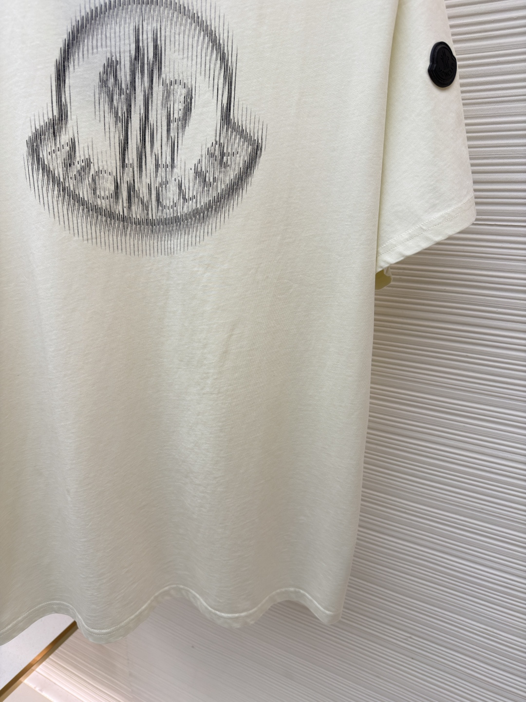 p220 Moncler 字母LOGO标识印花模糊感短袖T恤
●原版：4286购入开发
●面料：精梳棉面料
●工艺：印花制作
●颜色：白色
●版型：合身版型
●克重：约255克
●尺码：S-M-L-XL
●描述：这款蒙口短袖T恤采用高支精梳棉面料，经过酵素洗工艺处理，触感柔软亲肤且兼具透气性与抗皱性，衣身正面通过数码直喷工艺呈现品牌标志性的模糊感LOGO印花，色彩层次细腻且久洗不易褪色，袖口处嵌入品牌专属橡胶标识牌，兼具辨识度与质感。圆领部分采用同色系罗纹收边，经过预缩水处理，贴合颈部且久穿不易松弛，衣身采用平缝工艺拼接，走线细密均匀，耐洗耐穿不易脱线。整体版型为宽松剪裁，适配多种身形，每一处细节都兼顾了简约设计与穿着舒适度，是打造日常休闲造型的百搭单品。整体走线平直细腻，面料舒适柔软，颜色一致无色差 能与同款搭配营造时尚造型，驾驭各种场合，定制辅料，三标齐全，男女同款！