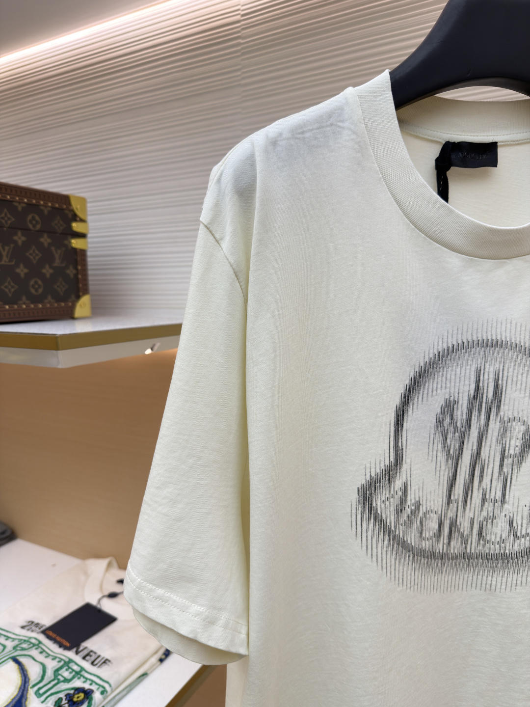 p220 Moncler 字母LOGO标识印花模糊感短袖T恤
●原版：4286购入开发
●面料：精梳棉面料
●工艺：印花制作
●颜色：白色
●版型：合身版型
●克重：约255克
●尺码：S-M-L-XL
●描述：这款蒙口短袖T恤采用高支精梳棉面料，经过酵素洗工艺处理，触感柔软亲肤且兼具透气性与抗皱性，衣身正面通过数码直喷工艺呈现品牌标志性的模糊感LOGO印花，色彩层次细腻且久洗不易褪色，袖口处嵌入品牌专属橡胶标识牌，兼具辨识度与质感。圆领部分采用同色系罗纹收边，经过预缩水处理，贴合颈部且久穿不易松弛，衣身采用平缝工艺拼接，走线细密均匀，耐洗耐穿不易脱线。整体版型为宽松剪裁，适配多种身形，每一处细节都兼顾了简约设计与穿着舒适度，是打造日常休闲造型的百搭单品。整体走线平直细腻，面料舒适柔软，颜色一致无色差 能与同款搭配营造时尚造型，驾驭各种场合，定制辅料，三标齐全，男女同款！