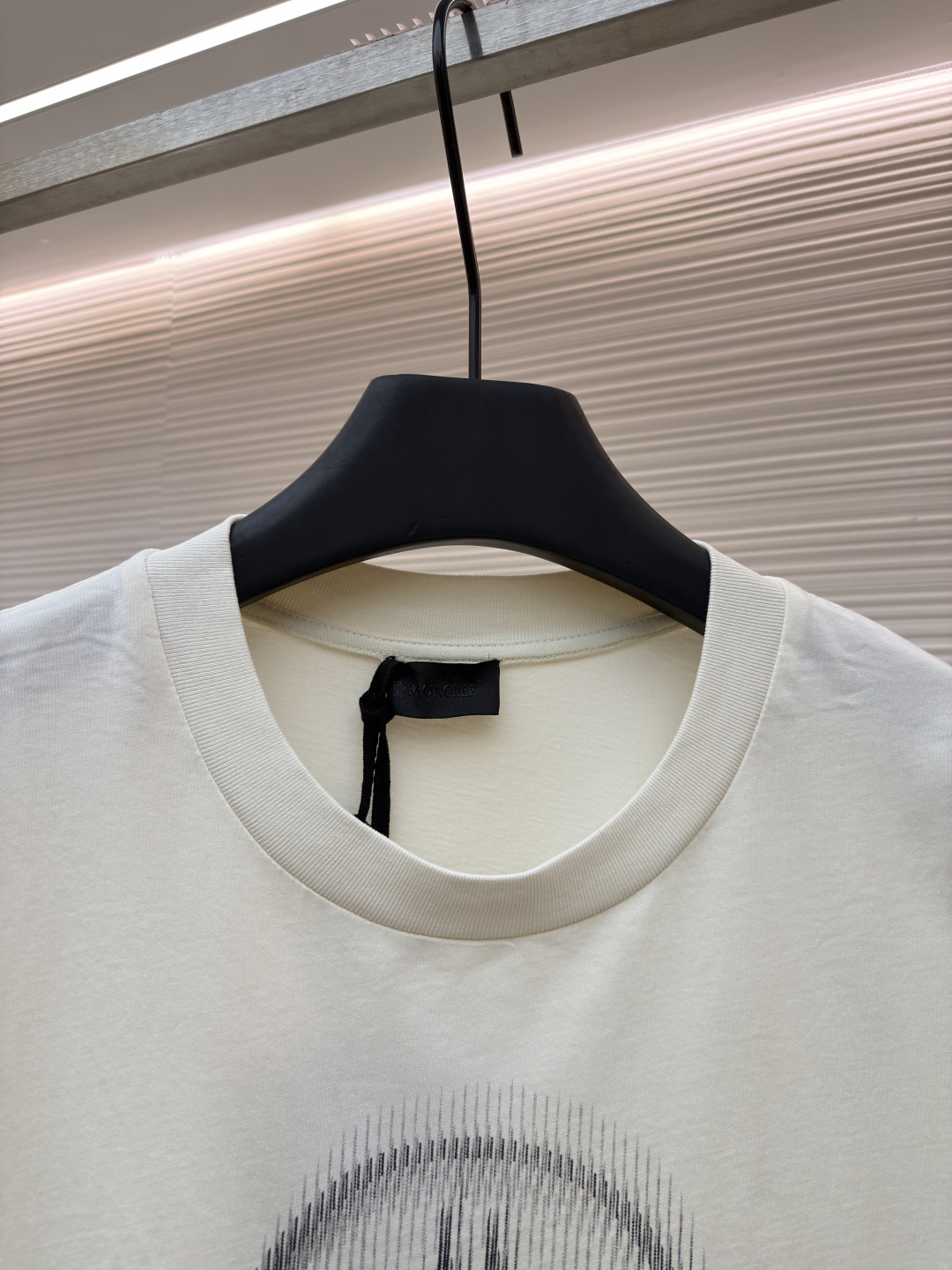 p220 Moncler 字母LOGO标识印花模糊感短袖T恤
●原版：4286购入开发
●面料：精梳棉面料
●工艺：印花制作
●颜色：白色
●版型：合身版型
●克重：约255克
●尺码：S-M-L-XL
●描述：这款蒙口短袖T恤采用高支精梳棉面料，经过酵素洗工艺处理，触感柔软亲肤且兼具透气性与抗皱性，衣身正面通过数码直喷工艺呈现品牌标志性的模糊感LOGO印花，色彩层次细腻且久洗不易褪色，袖口处嵌入品牌专属橡胶标识牌，兼具辨识度与质感。圆领部分采用同色系罗纹收边，经过预缩水处理，贴合颈部且久穿不易松弛，衣身采用平缝工艺拼接，走线细密均匀，耐洗耐穿不易脱线。整体版型为宽松剪裁，适配多种身形，每一处细节都兼顾了简约设计与穿着舒适度，是打造日常休闲造型的百搭单品。整体走线平直细腻，面料舒适柔软，颜色一致无色差 能与同款搭配营造时尚造型，驾驭各种场合，定制辅料，三标齐全，男女同款！