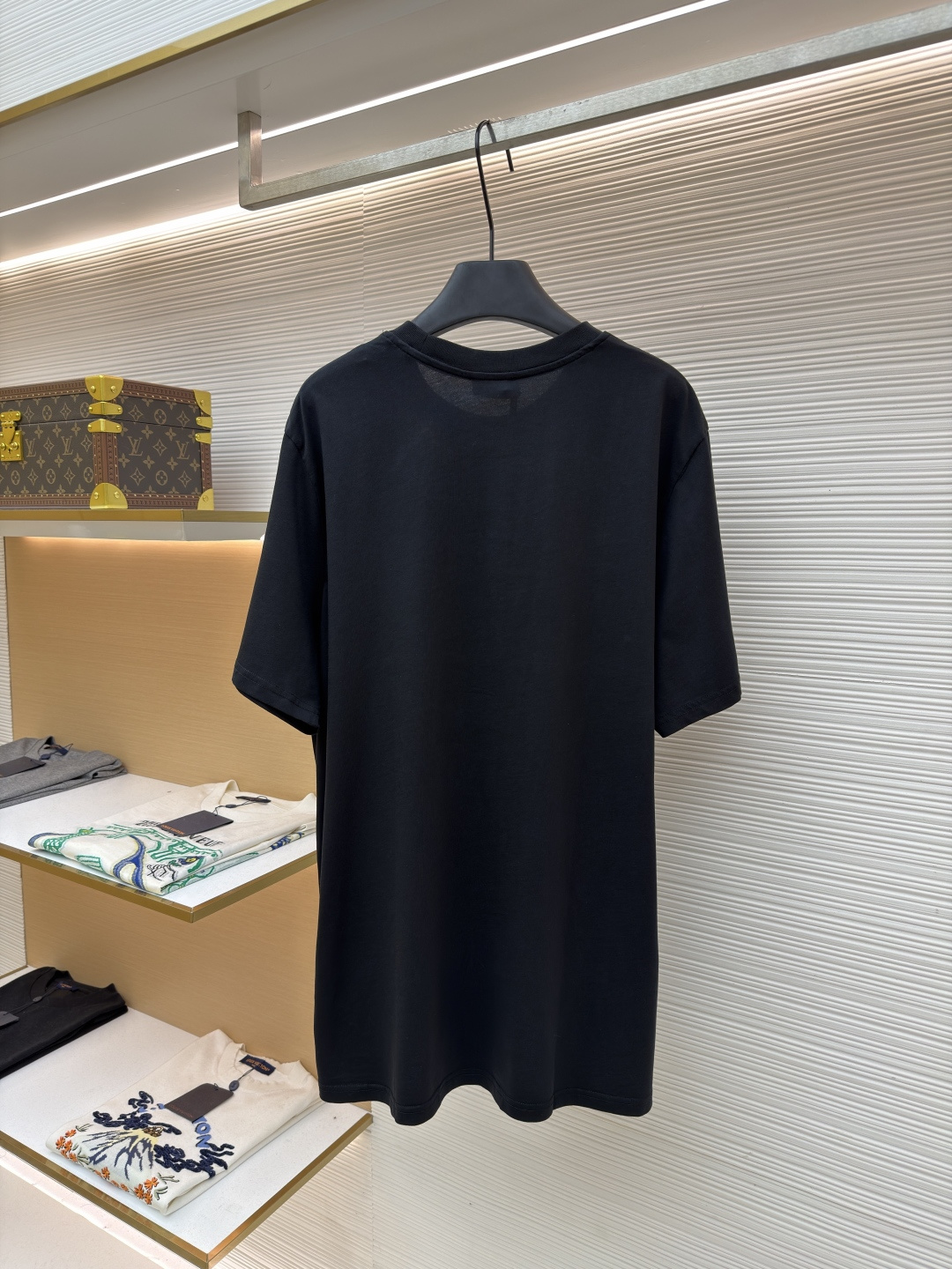 p220 Moncler 字母LOGO标识印花模糊感短袖T恤
●原版：4286购入开发
●面料：精梳棉面料
●工艺：印花制作
●颜色：黑色
●版型：合身版型
●克重：约255克
●尺码：S-M-L-XL
●描述：这款蒙口短袖T恤采用高支精梳棉面料，经过酵素洗工艺处理，触感柔软亲肤且兼具透气性与抗皱性，衣身正面通过数码直喷工艺呈现品牌标志性的模糊感LOGO印花，色彩层次细腻且久洗不易褪色，袖口处嵌入品牌专属橡胶标识牌，兼具辨识度与质感。圆领部分采用同色系罗纹收边，经过预缩水处理，贴合颈部且久穿不易松弛，衣身采用平缝工艺拼接，走线细密均匀，耐洗耐穿不易脱线。整体版型为宽松剪裁，适配多种身形，每一处细节都兼顾了简约设计与穿着舒适度，是打造日常休闲造型的百搭单品。整体走线平直细腻，面料舒适柔软，颜色一致无色差 能与同款搭配营造时尚造型，驾驭各种场合，定制辅料，三标齐全，男女同款！