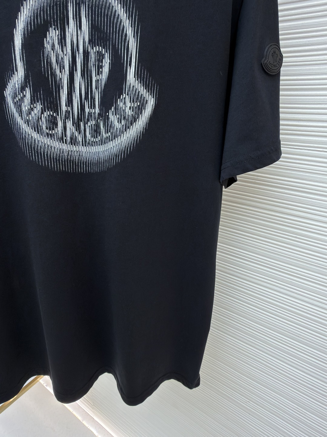 p220 Moncler 字母LOGO标识印花模糊感短袖T恤
●原版：4286购入开发
●面料：精梳棉面料
●工艺：印花制作
●颜色：黑色
●版型：合身版型
●克重：约255克
●尺码：S-M-L-XL
●描述：这款蒙口短袖T恤采用高支精梳棉面料，经过酵素洗工艺处理，触感柔软亲肤且兼具透气性与抗皱性，衣身正面通过数码直喷工艺呈现品牌标志性的模糊感LOGO印花，色彩层次细腻且久洗不易褪色，袖口处嵌入品牌专属橡胶标识牌，兼具辨识度与质感。圆领部分采用同色系罗纹收边，经过预缩水处理，贴合颈部且久穿不易松弛，衣身采用平缝工艺拼接，走线细密均匀，耐洗耐穿不易脱线。整体版型为宽松剪裁，适配多种身形，每一处细节都兼顾了简约设计与穿着舒适度，是打造日常休闲造型的百搭单品。整体走线平直细腻，面料舒适柔软，颜色一致无色差 能与同款搭配营造时尚造型，驾驭各种场合，定制辅料，三标齐全，男女同款！