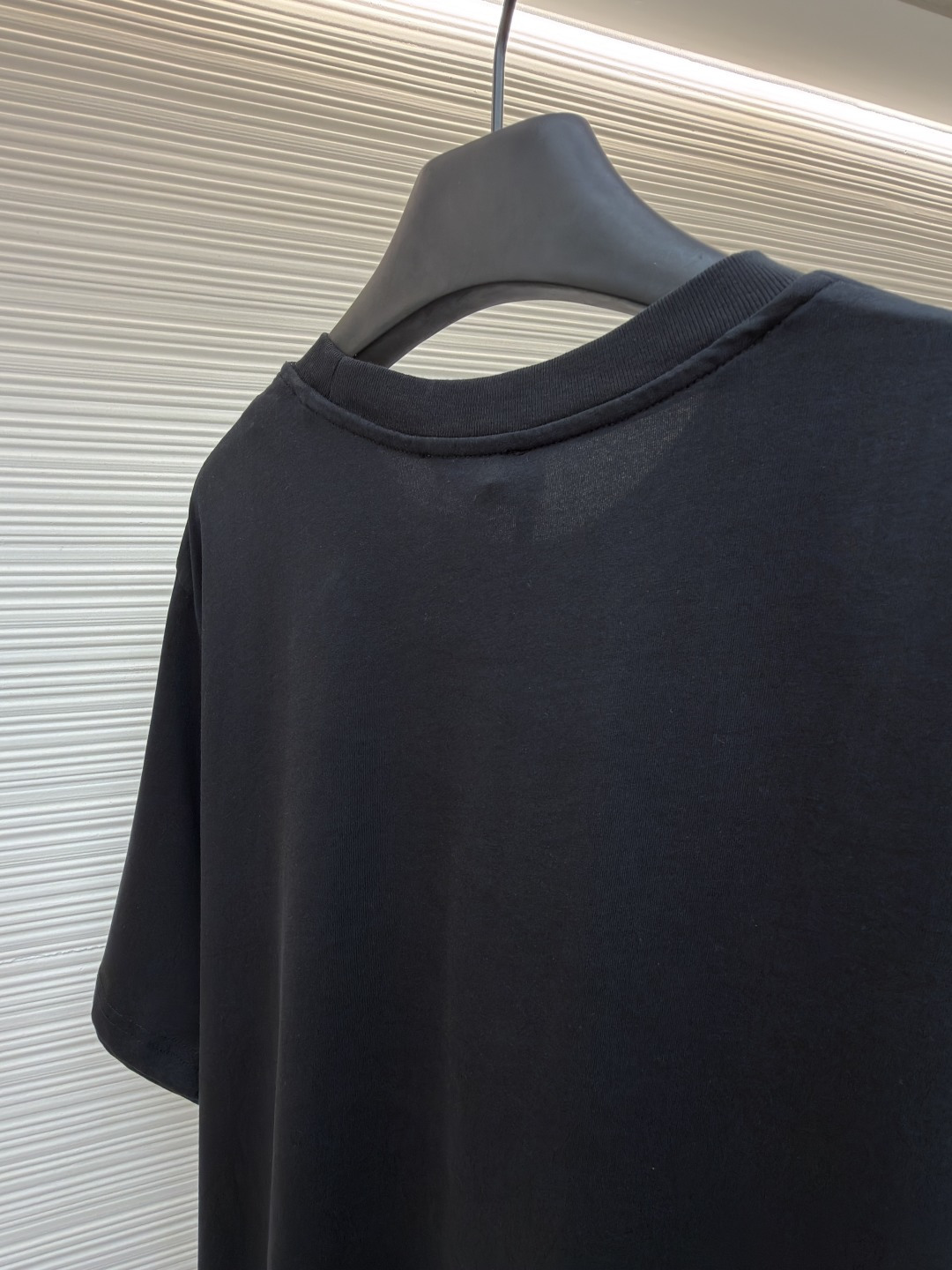 p220 Moncler 字母LOGO标识印花模糊感短袖T恤
●原版：4286购入开发
●面料：精梳棉面料
●工艺：印花制作
●颜色：黑色
●版型：合身版型
●克重：约255克
●尺码：S-M-L-XL
●描述：这款蒙口短袖T恤采用高支精梳棉面料，经过酵素洗工艺处理，触感柔软亲肤且兼具透气性与抗皱性，衣身正面通过数码直喷工艺呈现品牌标志性的模糊感LOGO印花，色彩层次细腻且久洗不易褪色，袖口处嵌入品牌专属橡胶标识牌，兼具辨识度与质感。圆领部分采用同色系罗纹收边，经过预缩水处理，贴合颈部且久穿不易松弛，衣身采用平缝工艺拼接，走线细密均匀，耐洗耐穿不易脱线。整体版型为宽松剪裁，适配多种身形，每一处细节都兼顾了简约设计与穿着舒适度，是打造日常休闲造型的百搭单品。整体走线平直细腻，面料舒适柔软，颜色一致无色差 能与同款搭配营造时尚造型，驾驭各种场合，定制辅料，三标齐全，男女同款！