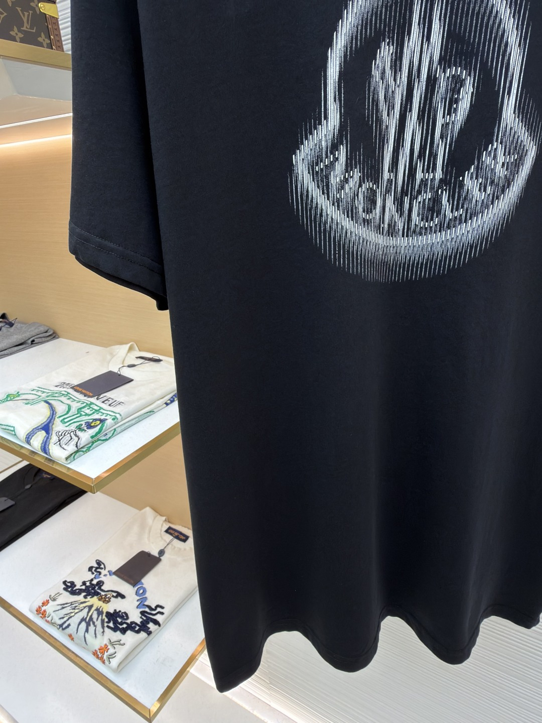 p220 Moncler 字母LOGO标识印花模糊感短袖T恤
●原版：4286购入开发
●面料：精梳棉面料
●工艺：印花制作
●颜色：黑色
●版型：合身版型
●克重：约255克
●尺码：S-M-L-XL
●描述：这款蒙口短袖T恤采用高支精梳棉面料，经过酵素洗工艺处理，触感柔软亲肤且兼具透气性与抗皱性，衣身正面通过数码直喷工艺呈现品牌标志性的模糊感LOGO印花，色彩层次细腻且久洗不易褪色，袖口处嵌入品牌专属橡胶标识牌，兼具辨识度与质感。圆领部分采用同色系罗纹收边，经过预缩水处理，贴合颈部且久穿不易松弛，衣身采用平缝工艺拼接，走线细密均匀，耐洗耐穿不易脱线。整体版型为宽松剪裁，适配多种身形，每一处细节都兼顾了简约设计与穿着舒适度，是打造日常休闲造型的百搭单品。整体走线平直细腻，面料舒适柔软，颜色一致无色差 能与同款搭配营造时尚造型，驾驭各种场合，定制辅料，三标齐全，男女同款！