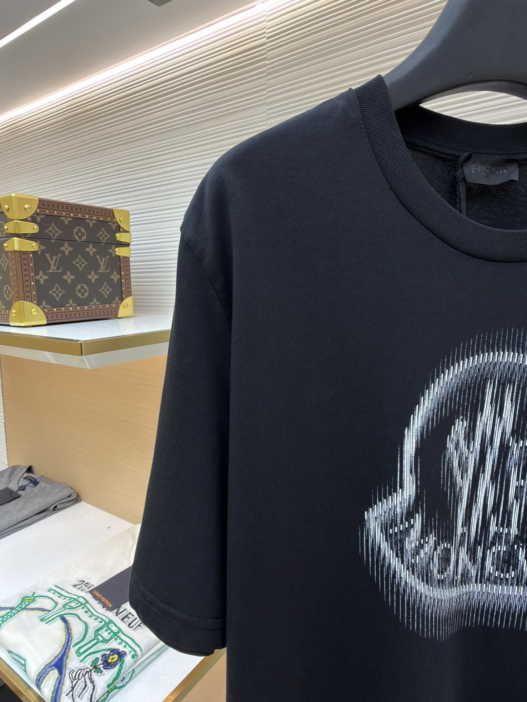 p220 Moncler 字母LOGO标识印花模糊感短袖T恤
●原版：4286购入开发
●面料：精梳棉面料
●工艺：印花制作
●颜色：黑色
●版型：合身版型
●克重：约255克
●尺码：S-M-L-XL
●描述：这款蒙口短袖T恤采用高支精梳棉面料，经过酵素洗工艺处理，触感柔软亲肤且兼具透气性与抗皱性，衣身正面通过数码直喷工艺呈现品牌标志性的模糊感LOGO印花，色彩层次细腻且久洗不易褪色，袖口处嵌入品牌专属橡胶标识牌，兼具辨识度与质感。圆领部分采用同色系罗纹收边，经过预缩水处理，贴合颈部且久穿不易松弛，衣身采用平缝工艺拼接，走线细密均匀，耐洗耐穿不易脱线。整体版型为宽松剪裁，适配多种身形，每一处细节都兼顾了简约设计与穿着舒适度，是打造日常休闲造型的百搭单品。整体走线平直细腻，面料舒适柔软，颜色一致无色差 能与同款搭配营造时尚造型，驾驭各种场合，定制辅料，三标齐全，男女同款！