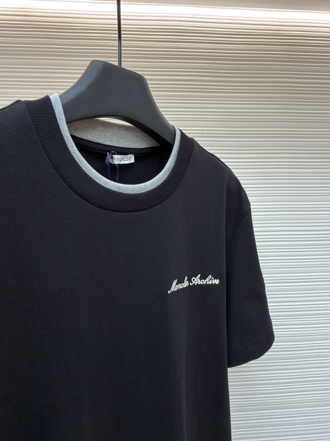 p220 Moncler 刺绣标识假俩件短袖
●原版：3500购入开发
●面料：云柔平纹棉面料
●工艺：刺绣制作
●颜色：黑色
●版型：合身版型
●克重：约320克
●尺码：S-M-L-XL
●描述：定制云柔平纹棉 柔软细腻 舒适贴肤 以极致黑为底 撞色为诗 让色彩拥有呼吸的层次 胸前饰以品牌字样刺绣标识作点缀 与手袖Moncler绣标相得益彰增添品牌辨识度 撞色双领口设计作升华 假两件的错觉美学 让高级感在似与不似之间生出无限想象 领间重构 风格自成采用进口机刺绣工艺 使用先进的计算机控制系统和精密的机械部件 实现Moncler标识刺绣作业  精度高 线条流畅而细腻。画样缝纫机工艺  通过电脑软件输入所需的图案 高精度的定位系统 确保图案在布料上的准确位置 具备自动缝纫功能 能够自动完成缝纫过程，面料都经过浇洗 手感质感更佳 不易变形 不易缩水 不易褪色 保持长久的美观。整体走线平直细腻，面料舒适柔软，颜色一致无色差 能与同款搭配营造时尚造型，驾驭各种场合，定制辅料，三标齐全，男女同款！