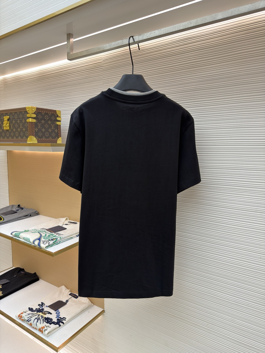 p220 Moncler 刺绣标识假俩件短袖
●原版：3500购入开发
●面料：云柔平纹棉面料
●工艺：刺绣制作
●颜色：黑色
●版型：合身版型
●克重：约320克
●尺码：S-M-L-XL
●描述：定制云柔平纹棉 柔软细腻 舒适贴肤 以极致黑为底 撞色为诗 让色彩拥有呼吸的层次 胸前饰以品牌字样刺绣标识作点缀 与手袖Moncler绣标相得益彰增添品牌辨识度 撞色双领口设计作升华 假两件的错觉美学 让高级感在似与不似之间生出无限想象 领间重构 风格自成采用进口机刺绣工艺 使用先进的计算机控制系统和精密的机械部件 实现Moncler标识刺绣作业  精度高 线条流畅而细腻。画样缝纫机工艺  通过电脑软件输入所需的图案 高精度的定位系统 确保图案在布料上的准确位置 具备自动缝纫功能 能够自动完成缝纫过程，面料都经过浇洗 手感质感更佳 不易变形 不易缩水 不易褪色 保持长久的美观。整体走线平直细腻，面料舒适柔软，颜色一致无色差 能与同款搭配营造时尚造型，驾驭各种场合，定制辅料，三标齐全，男女同款！