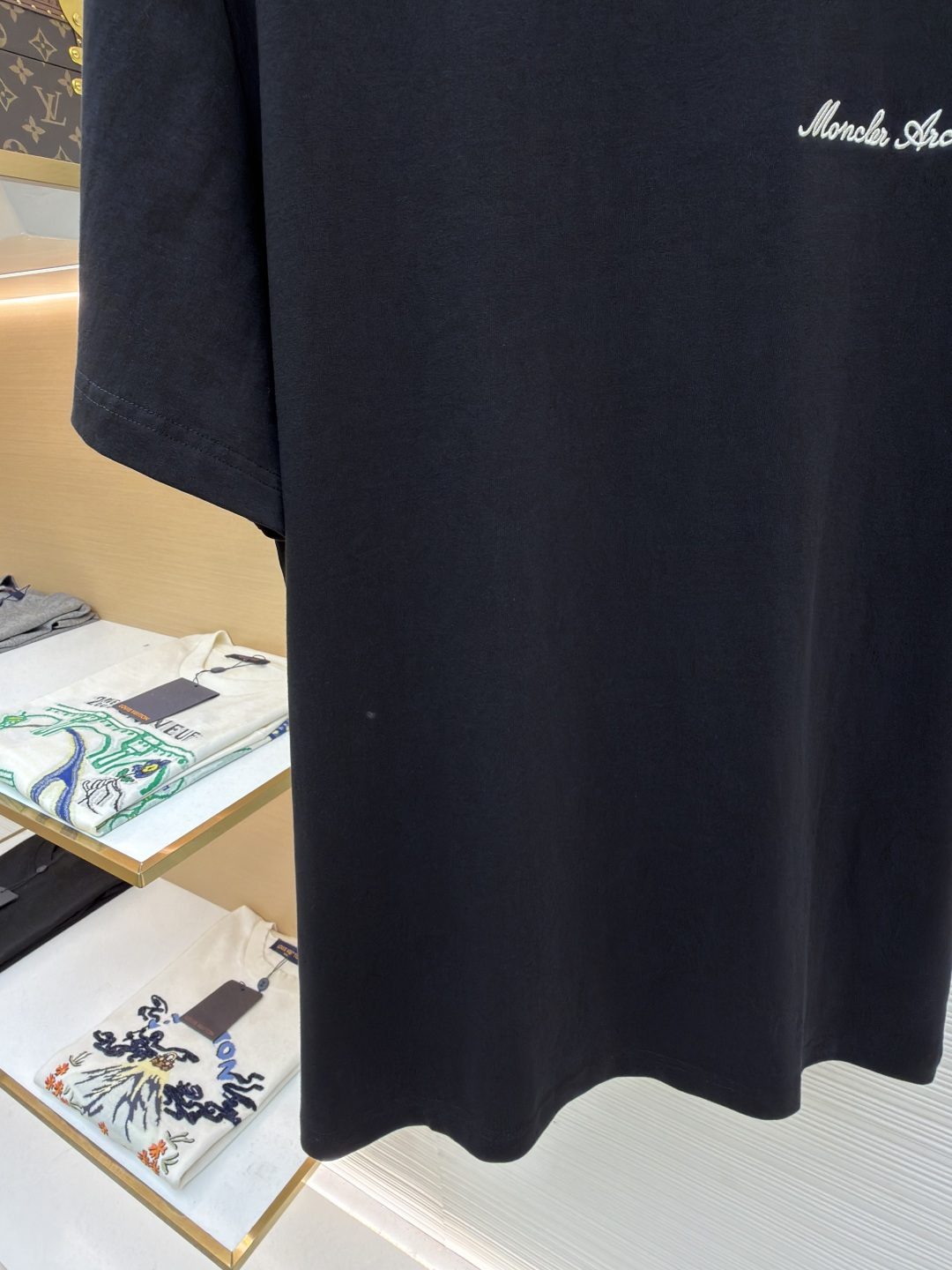 p220 Moncler 刺绣标识假俩件短袖
●原版：3500购入开发
●面料：云柔平纹棉面料
●工艺：刺绣制作
●颜色：黑色
●版型：合身版型
●克重：约320克
●尺码：S-M-L-XL
●描述：定制云柔平纹棉 柔软细腻 舒适贴肤 以极致黑为底 撞色为诗 让色彩拥有呼吸的层次 胸前饰以品牌字样刺绣标识作点缀 与手袖Moncler绣标相得益彰增添品牌辨识度 撞色双领口设计作升华 假两件的错觉美学 让高级感在似与不似之间生出无限想象 领间重构 风格自成采用进口机刺绣工艺 使用先进的计算机控制系统和精密的机械部件 实现Moncler标识刺绣作业  精度高 线条流畅而细腻。画样缝纫机工艺  通过电脑软件输入所需的图案 高精度的定位系统 确保图案在布料上的准确位置 具备自动缝纫功能 能够自动完成缝纫过程，面料都经过浇洗 手感质感更佳 不易变形 不易缩水 不易褪色 保持长久的美观。整体走线平直细腻，面料舒适柔软，颜色一致无色差 能与同款搭配营造时尚造型，驾驭各种场合，定制辅料，三标齐全，男女同款！
