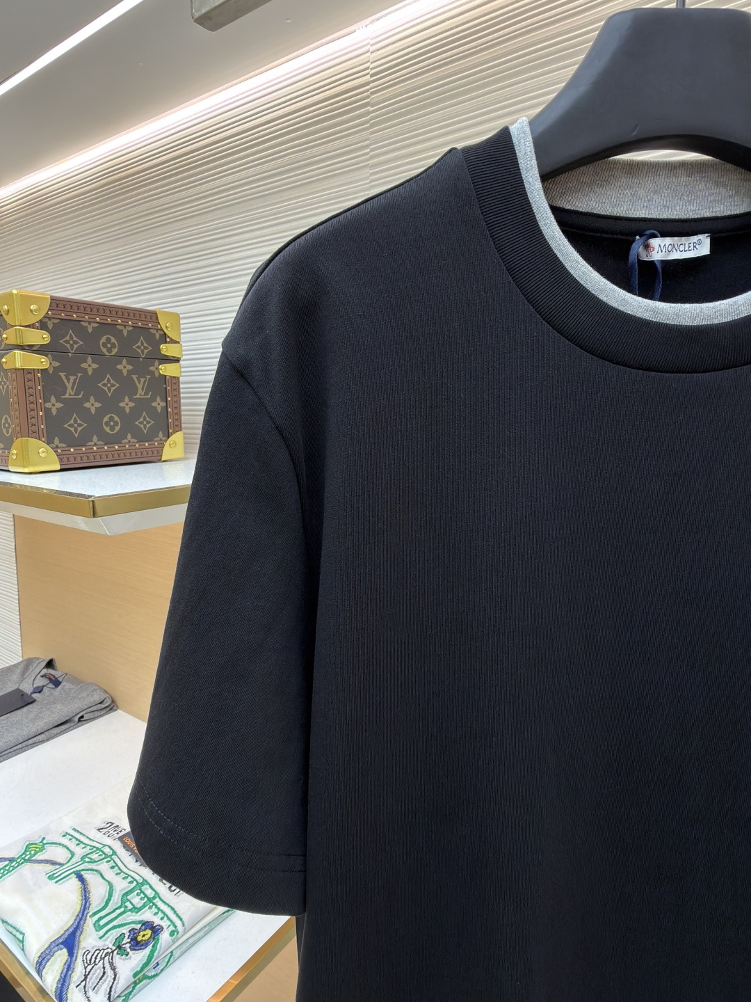 p220 Moncler 刺绣标识假俩件短袖
●原版：3500购入开发
●面料：云柔平纹棉面料
●工艺：刺绣制作
●颜色：黑色
●版型：合身版型
●克重：约320克
●尺码：S-M-L-XL
●描述：定制云柔平纹棉 柔软细腻 舒适贴肤 以极致黑为底 撞色为诗 让色彩拥有呼吸的层次 胸前饰以品牌字样刺绣标识作点缀 与手袖Moncler绣标相得益彰增添品牌辨识度 撞色双领口设计作升华 假两件的错觉美学 让高级感在似与不似之间生出无限想象 领间重构 风格自成采用进口机刺绣工艺 使用先进的计算机控制系统和精密的机械部件 实现Moncler标识刺绣作业  精度高 线条流畅而细腻。画样缝纫机工艺  通过电脑软件输入所需的图案 高精度的定位系统 确保图案在布料上的准确位置 具备自动缝纫功能 能够自动完成缝纫过程，面料都经过浇洗 手感质感更佳 不易变形 不易缩水 不易褪色 保持长久的美观。整体走线平直细腻，面料舒适柔软，颜色一致无色差 能与同款搭配营造时尚造型，驾驭各种场合，定制辅料，三标齐全，男女同款！