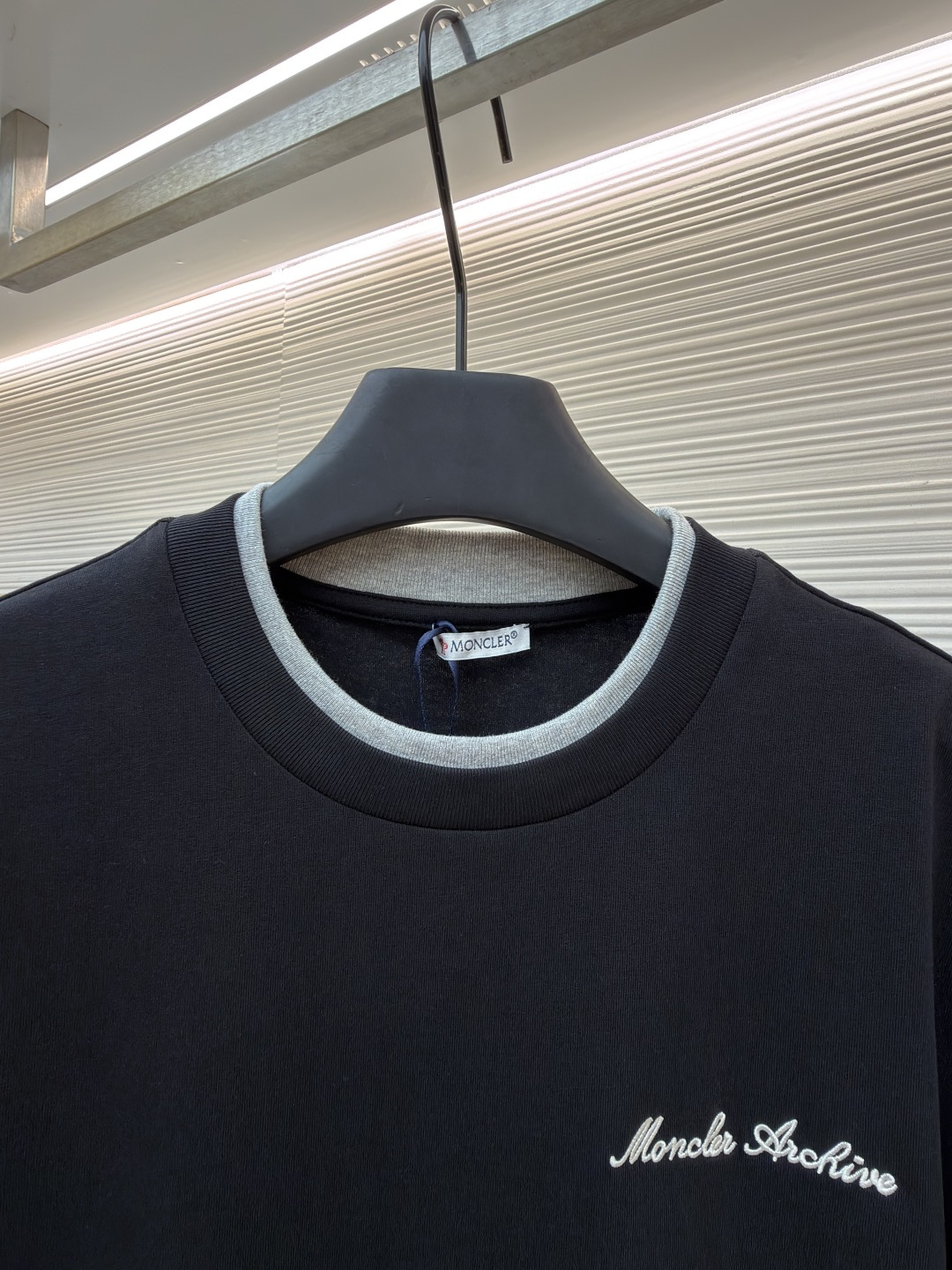 p220 Moncler 刺绣标识假俩件短袖
●原版：3500购入开发
●面料：云柔平纹棉面料
●工艺：刺绣制作
●颜色：黑色
●版型：合身版型
●克重：约320克
●尺码：S-M-L-XL
●描述：定制云柔平纹棉 柔软细腻 舒适贴肤 以极致黑为底 撞色为诗 让色彩拥有呼吸的层次 胸前饰以品牌字样刺绣标识作点缀 与手袖Moncler绣标相得益彰增添品牌辨识度 撞色双领口设计作升华 假两件的错觉美学 让高级感在似与不似之间生出无限想象 领间重构 风格自成采用进口机刺绣工艺 使用先进的计算机控制系统和精密的机械部件 实现Moncler标识刺绣作业  精度高 线条流畅而细腻。画样缝纫机工艺  通过电脑软件输入所需的图案 高精度的定位系统 确保图案在布料上的准确位置 具备自动缝纫功能 能够自动完成缝纫过程，面料都经过浇洗 手感质感更佳 不易变形 不易缩水 不易褪色 保持长久的美观。整体走线平直细腻，面料舒适柔软，颜色一致无色差 能与同款搭配营造时尚造型，驾驭各种场合，定制辅料，三标齐全，男女同款！