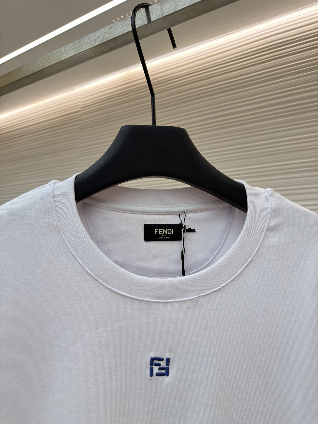 p230 Fendi 米粒刺绣圆领短袖
●原版：5800购入开发
●面料：平纹针织面料
●工艺：刺绣制作
●颜色：白色
●版型：合身版型
●克重：约385克
●尺码：XS-S-M-L
●描述：采用24支双面棉质针织面料，克重为270g/㎡。24支属于中支数，赋予面料适中的厚度和良好的耐用性。双面结构面料正反面质感一致，质地均匀、平整且具有一定的弹性和挺括度。克重属于重磅级别，这确保具有优异的挺括感、垂坠感和抗皱性，成衣廓形饱满不易软塌。指使用平针针法通过高密度、平行排列的直线针脚来填充图案区域。其作用是形成光滑、平整、饱满的绣面，色彩均匀，覆盖力强。通过增加绣线层数在刺绣时使用较粗的绣线实现，使图案明显凸出于面料表面，形成触手可及的浮雕感。整体走线平直细腻，面料舒适柔软，颜色一致无色差 能与同款搭配营造时尚造型，驾驭各种场合，定制辅料，三标齐全，男女同款！